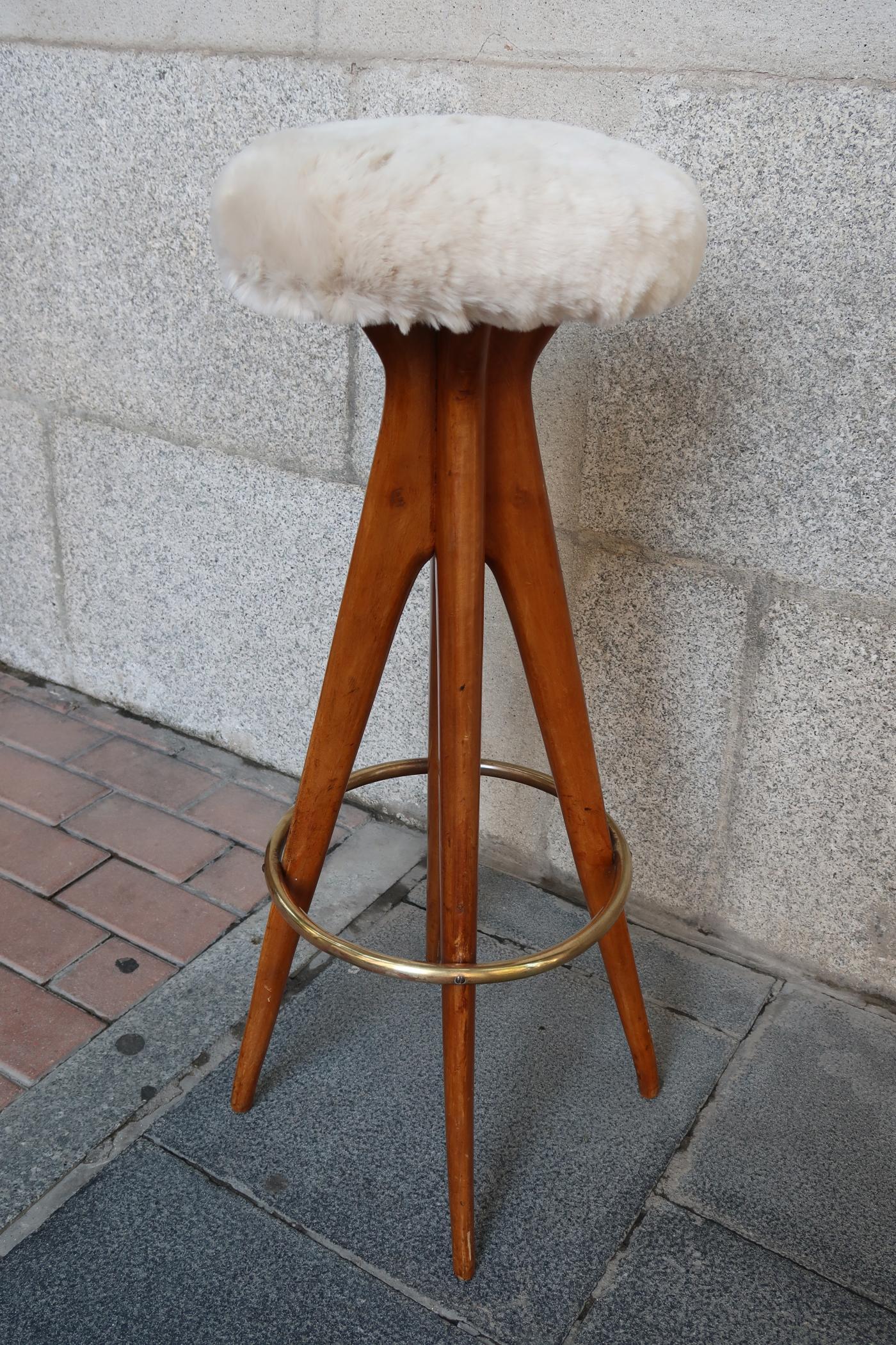 Mid-20th Century Pair of Wood Legs, Brass and Beige Leather Midcentury Stools, Italy, 1950 For Sale