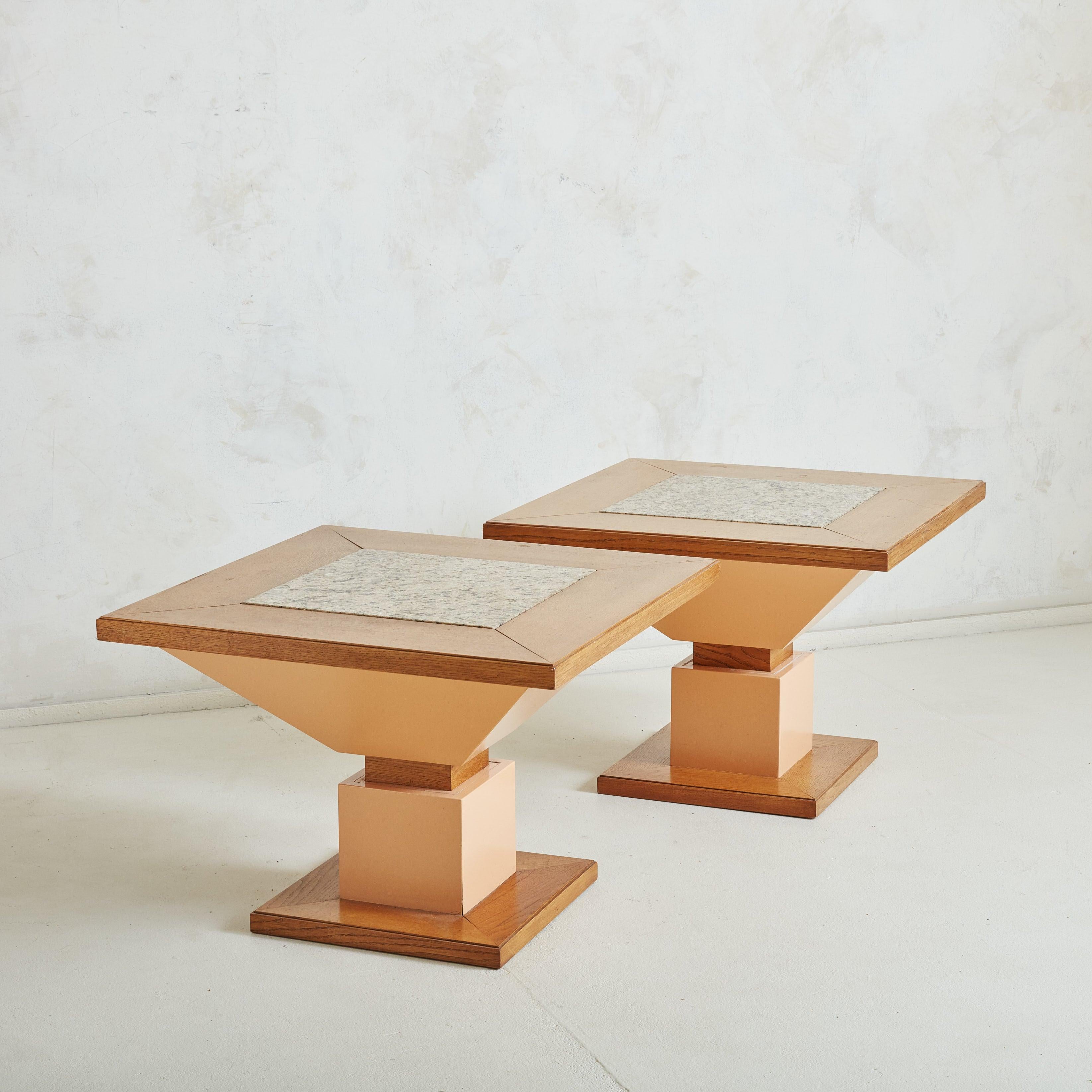 Pareja de mesas de centro u ocasionales cuadradas Art Decó de la década de 1960, procedentes de Italia. Estas elegantes mesas tienen una cálida estructura de madera maciza con veteado natural. Las bases de los pedestales están acentuadas con