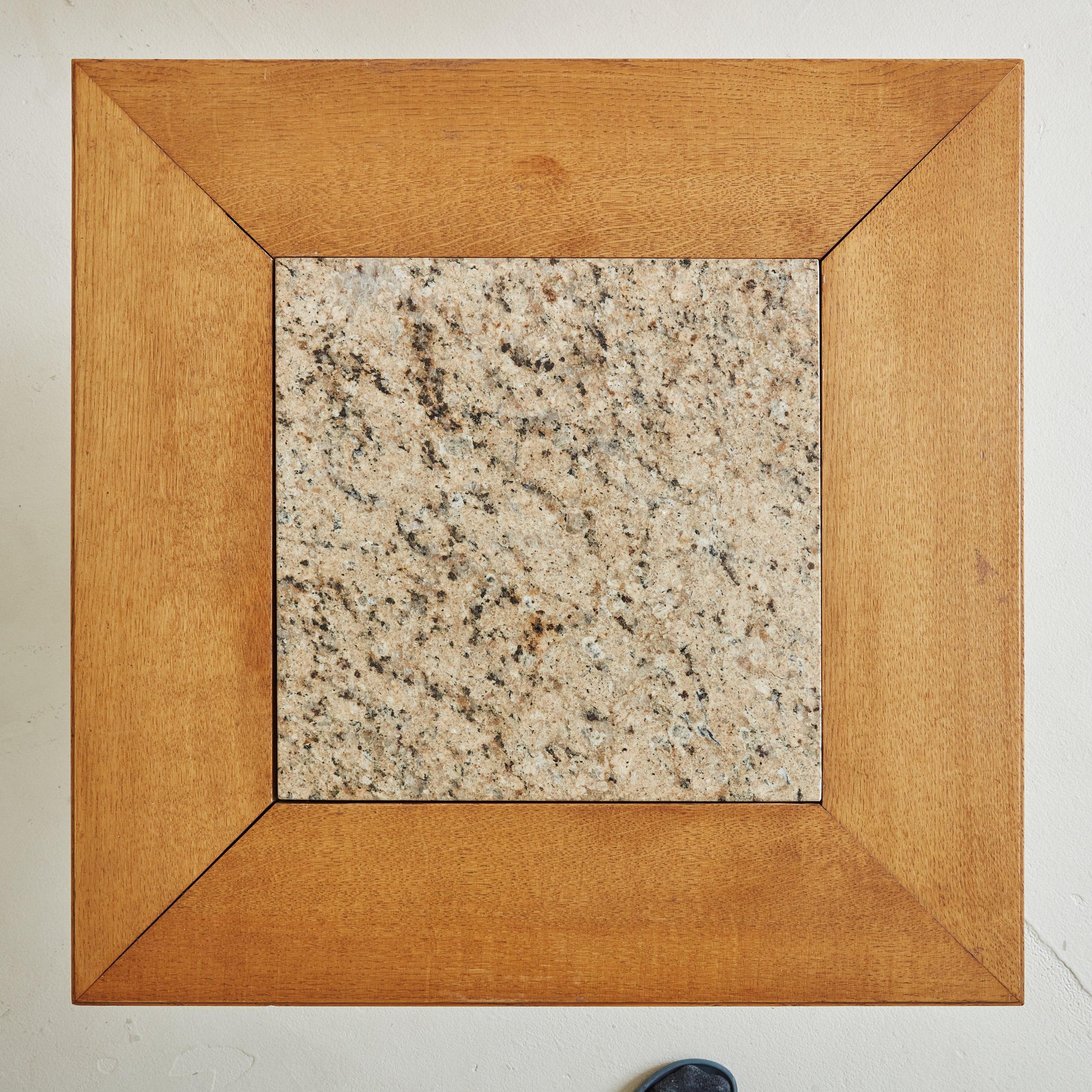 Pareja de mesas de centro o auxiliares de madera y mármol, Italia Años 60 Art Decó en venta