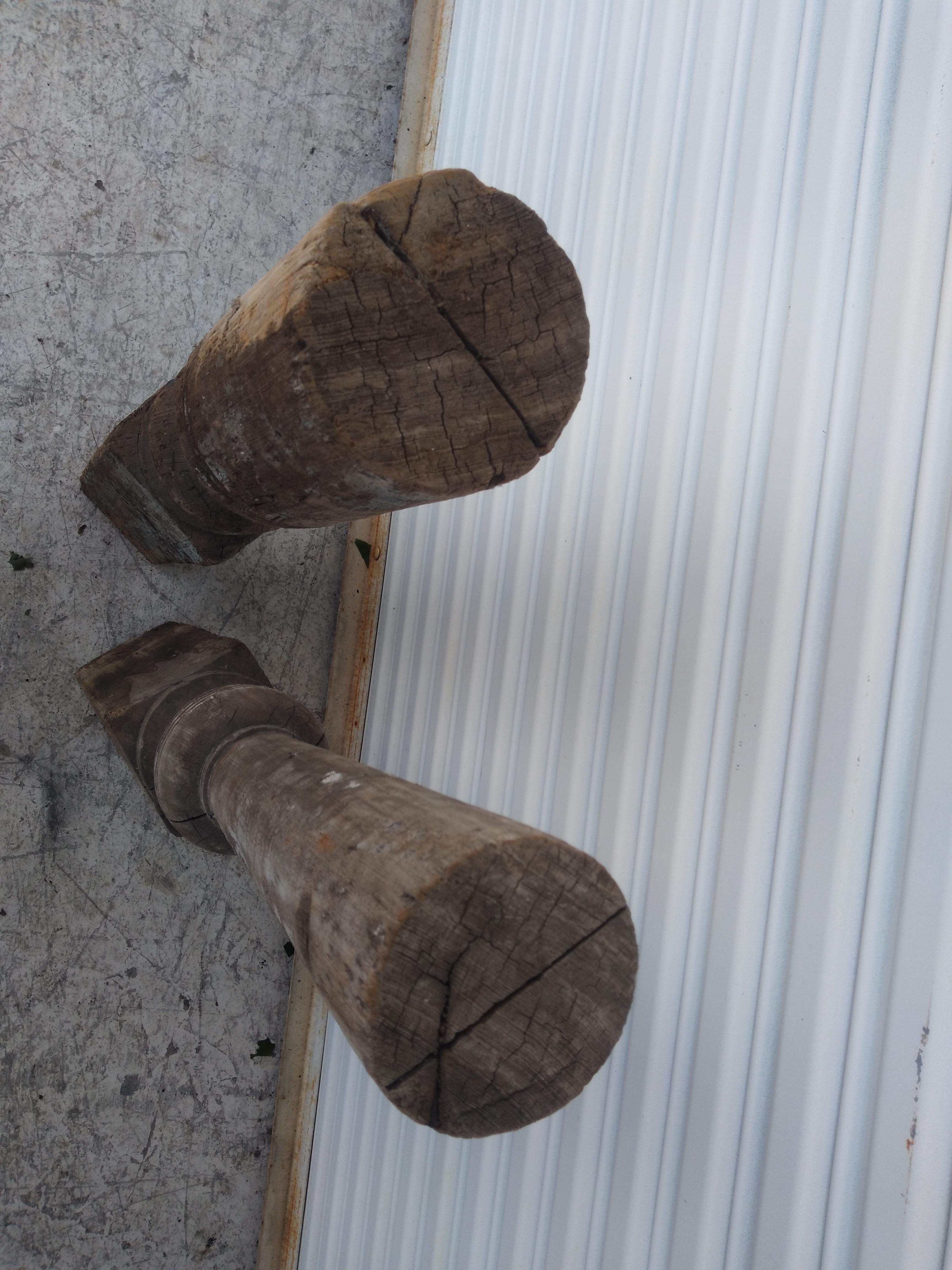 Il s'agit d'une paire de poteaux de quai du début du siècle ou poteaux de style Newel. Elles sont merveilleusement patinées avec l'usure et la peinture d'origine. 

L'un est plus court d'un demi-pouce que l'autre.