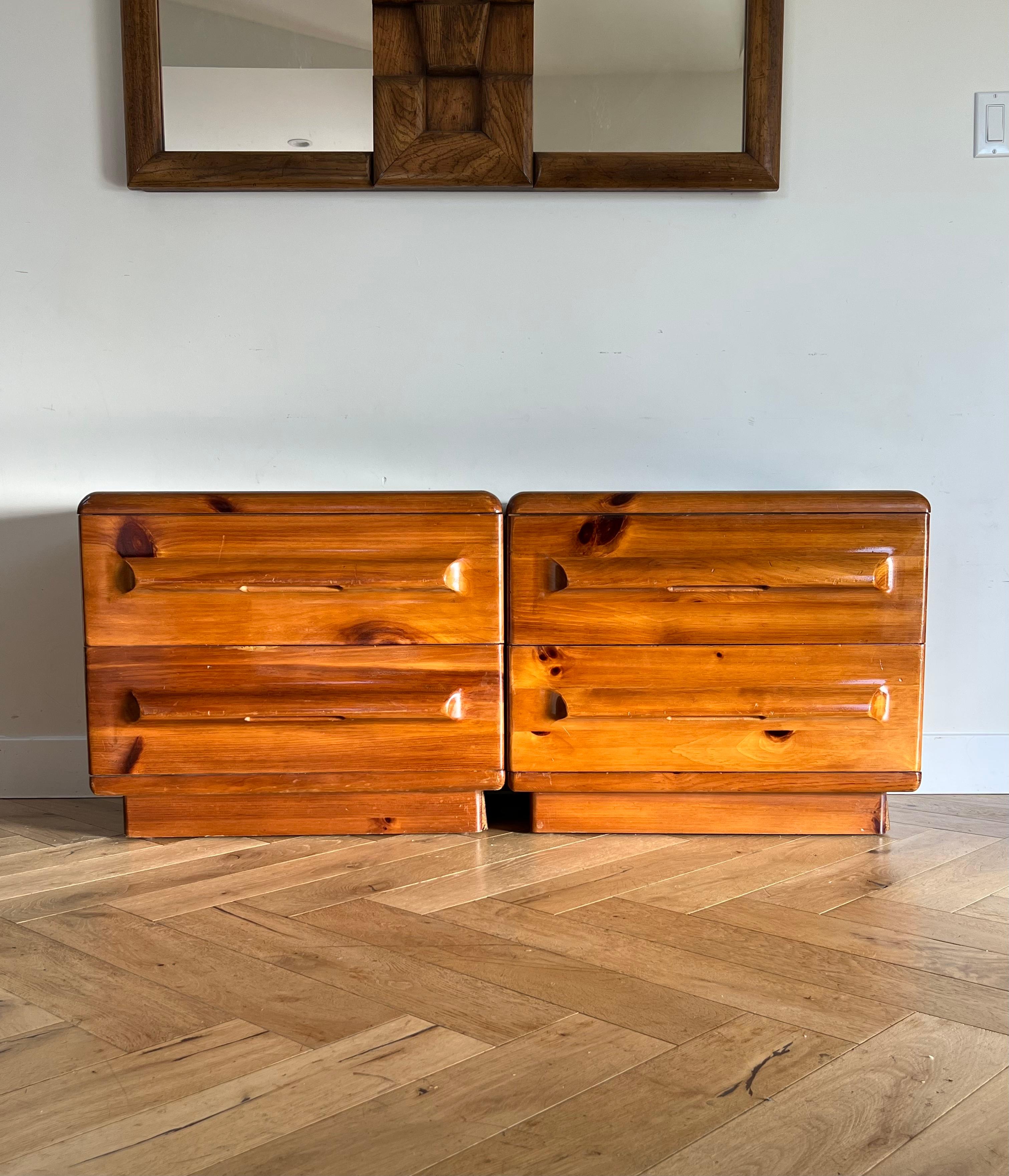 A pair of Broyhill nightstands with exceptional wood grain, 1970s. Wood is believed to be Douglas Fir. Handles are hand-carved in streamline fashion, with the pull discreetly underneath. Minor signs of age are shown in photos. Made in America.
Pick