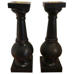 Pareja de candeleros de columna de madera