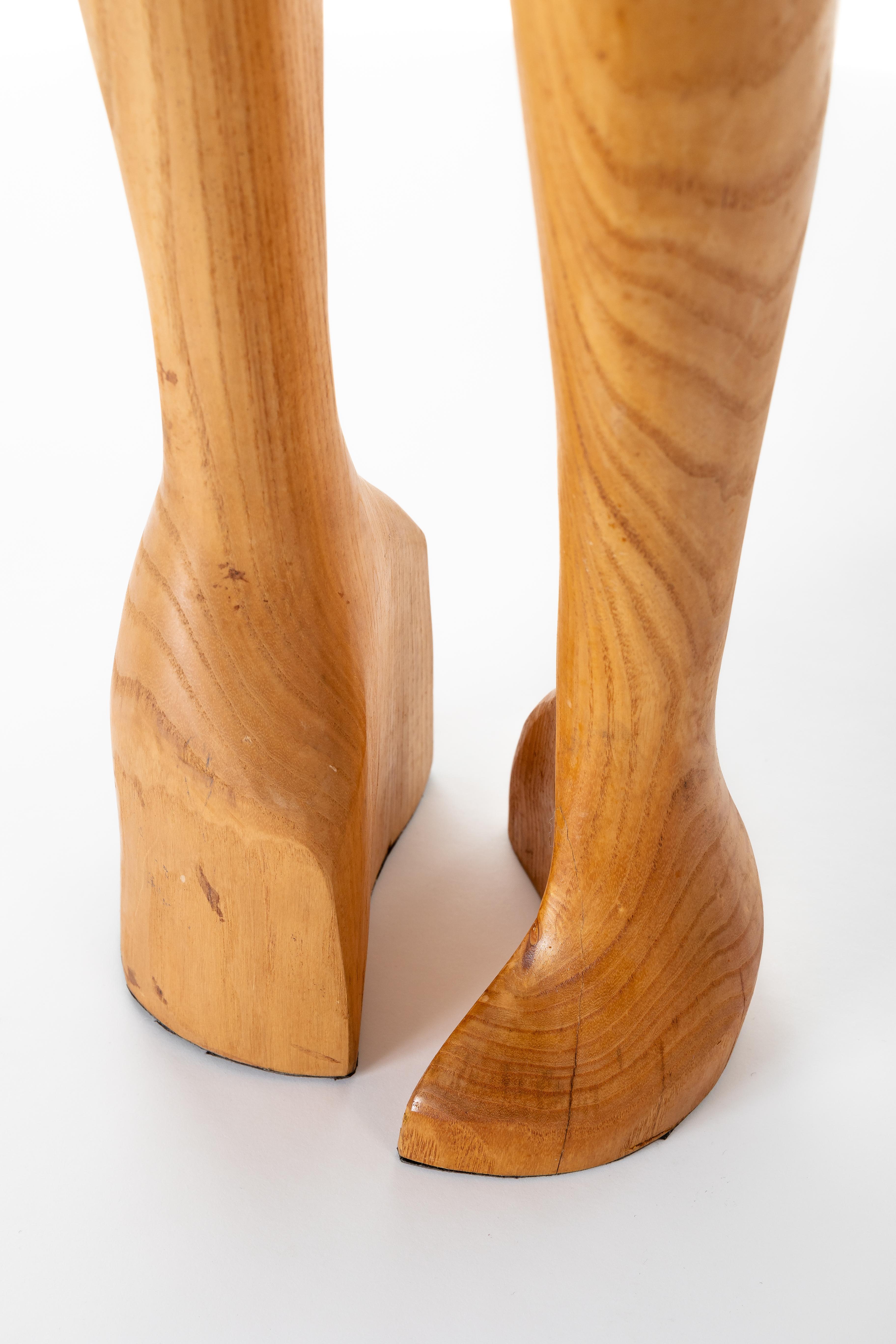 Skulpturen aus Holz, Paar  (Moderne) im Angebot