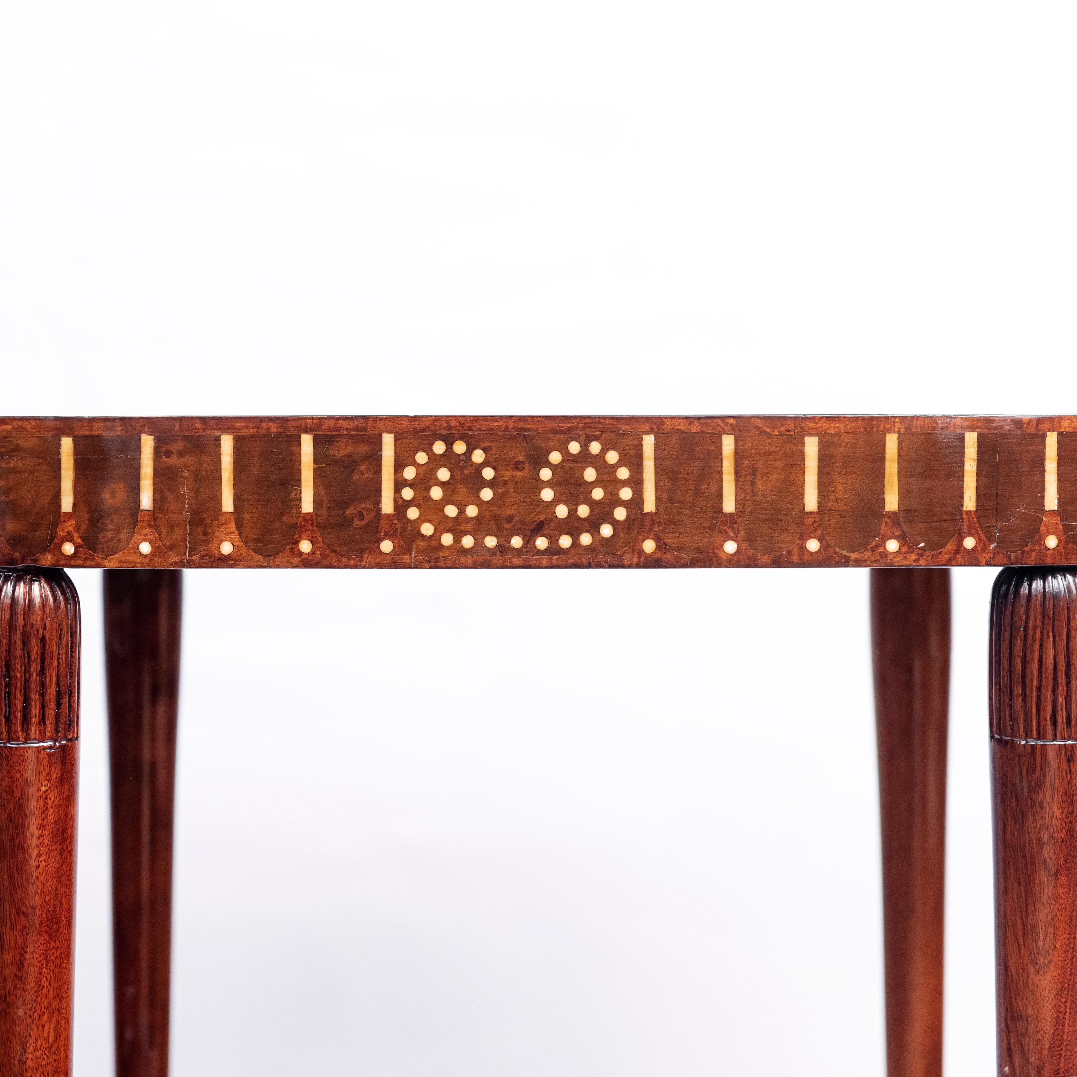 Francese Coppia di tavolini in Wood, stile Art Déco, Francia, circa 1930 in vendita