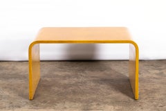 Pareja de mesas auxiliares de madera de Stilka, Argentina, hacia 1970