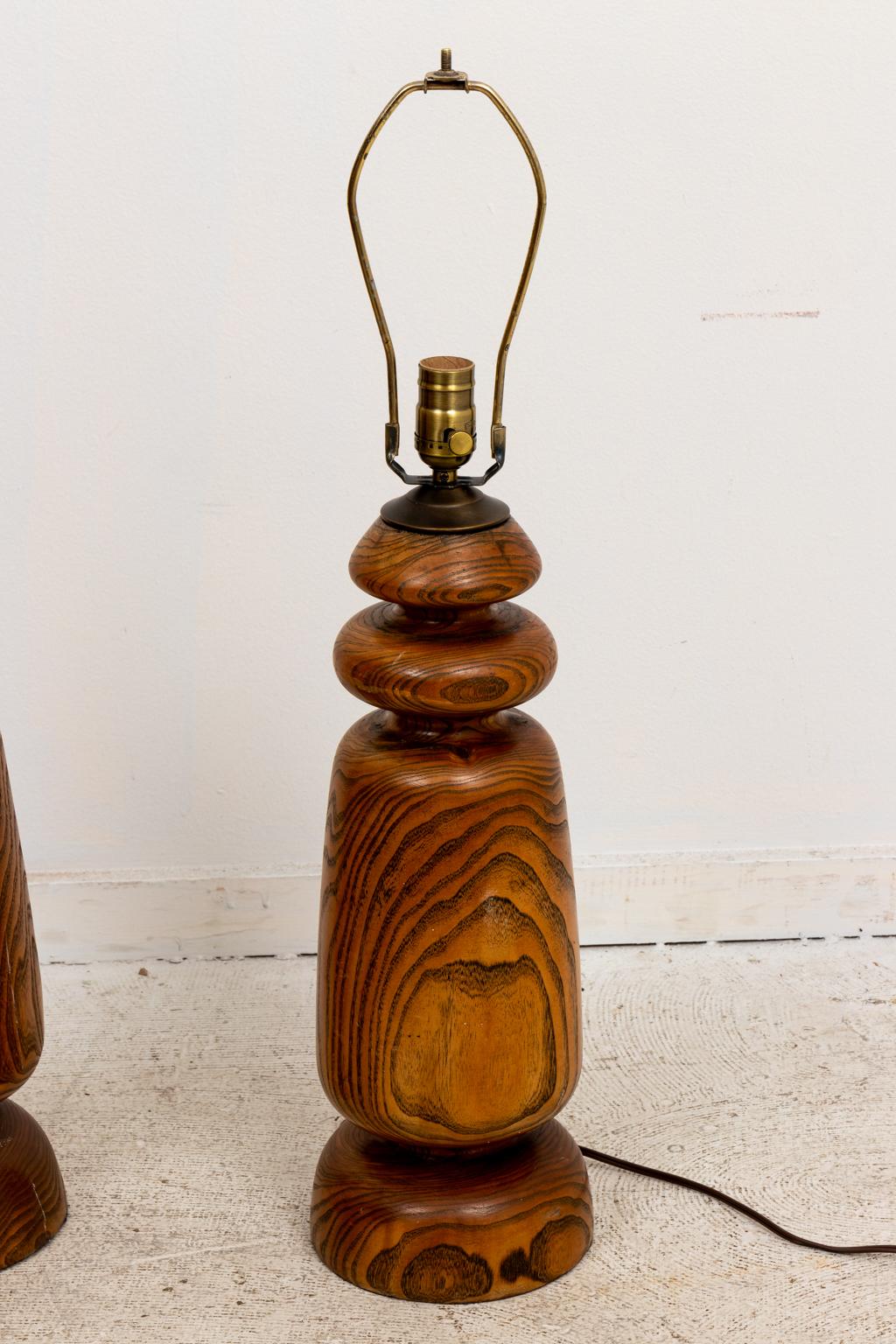 Pair of Wood Turned Table Lamps In Good Condition For Sale In Stamford, CT