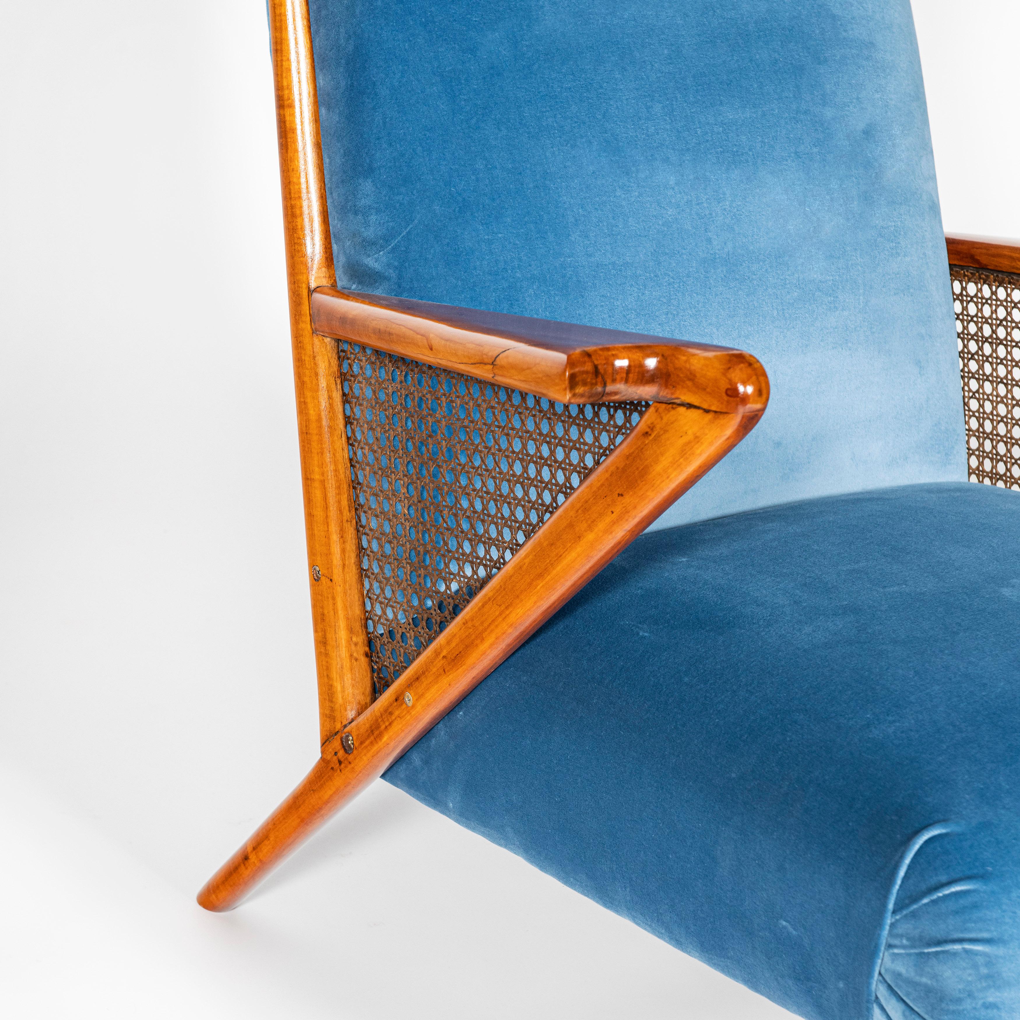 Velluto Coppia di poltrone scandinave in Wood, velluto e rattan, circa 1950 in vendita