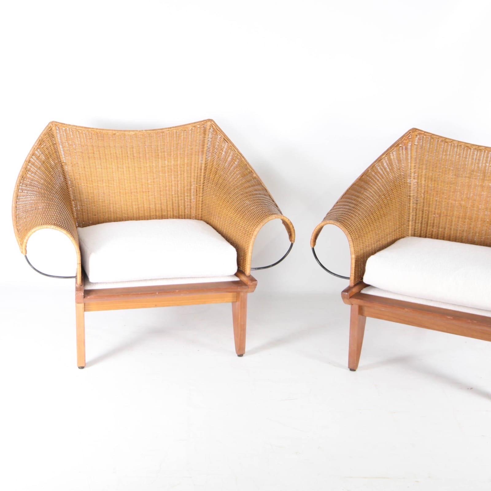 Eccezionale coppia di poltrone vintage in legno, vimini e ferro con cuscini in tessuto bouclé.
Design unico, grande comfort e qualità. Ottime condizioni. Raro!