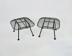 Paire d'ottomans en fer forgé Woodard avec maille d'acier