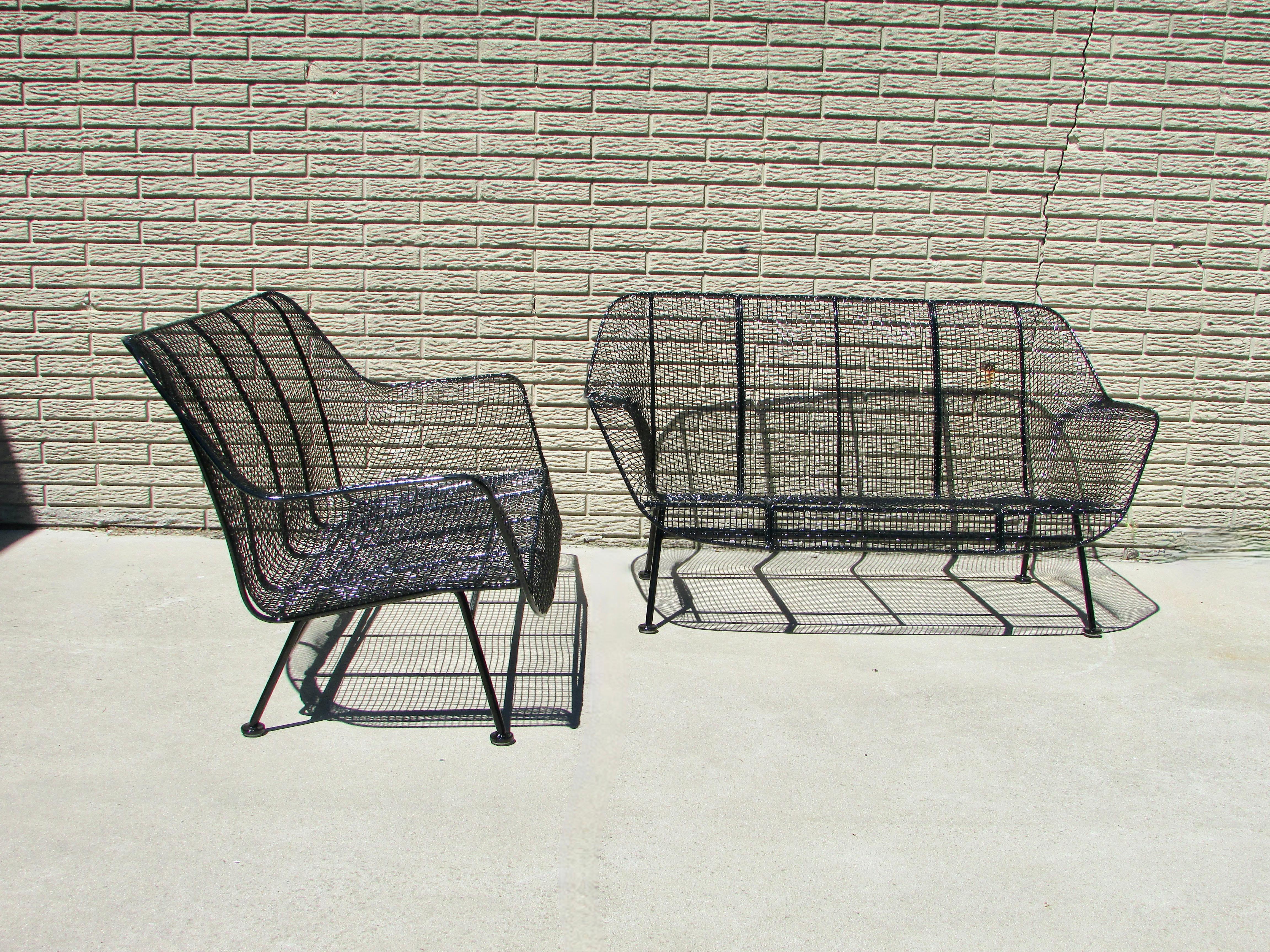 Mid-Century Modern Paire de canapés en fer forgé Woodard avec assises en maille d'acier récemment revêtues de poudre