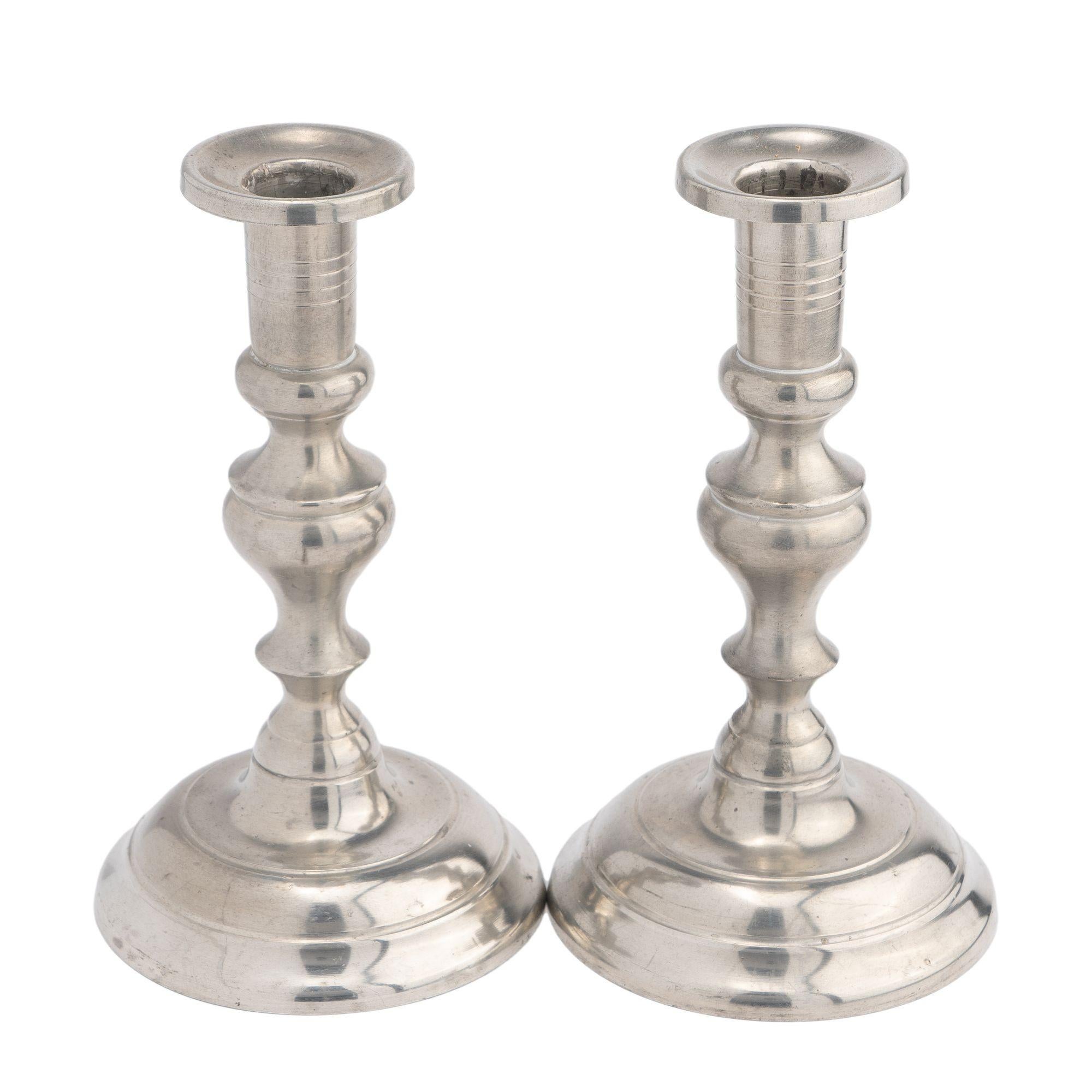 Pair of Woodbury Pewter circular dome base pewter candlesticks, 1952 In Good Condition For Sale In Kenilworth, IL