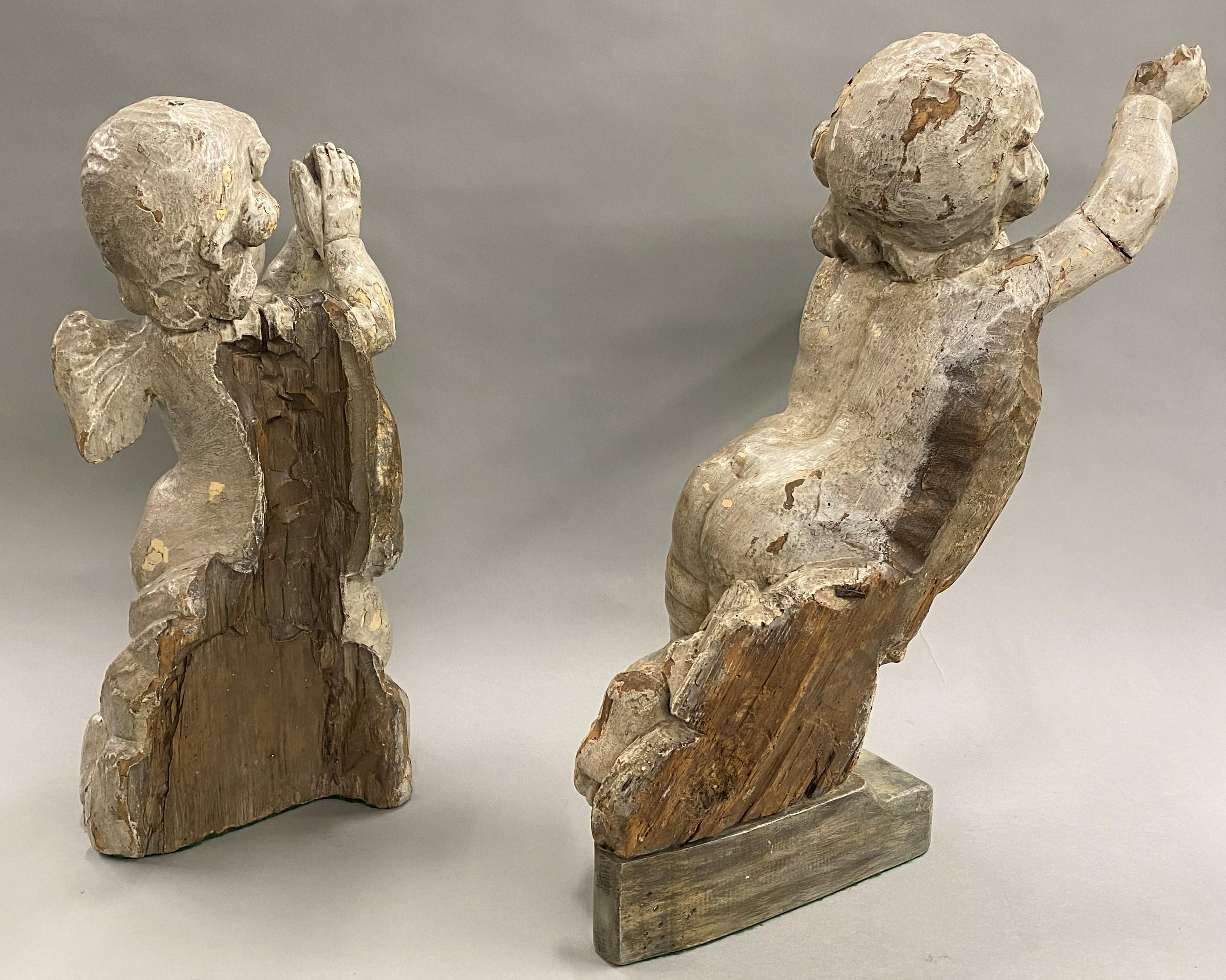 italien Paire de putti vénitiens en bois sculptés du 17ème siècle avec surface en gesso et peinture en vente