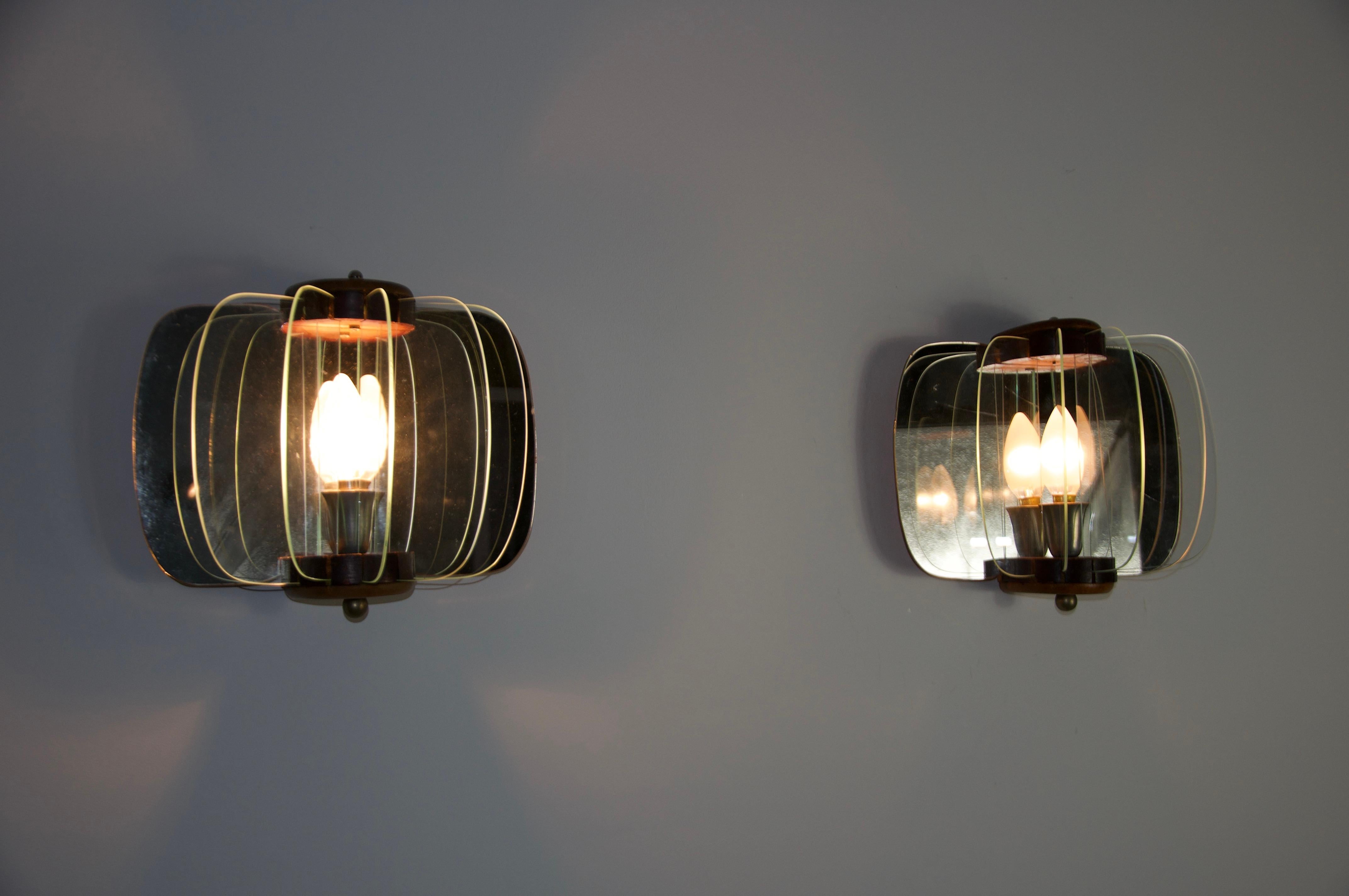 Coppia di lampade da parete in legno e vetro, Italia, anni '60 in vendita 3
