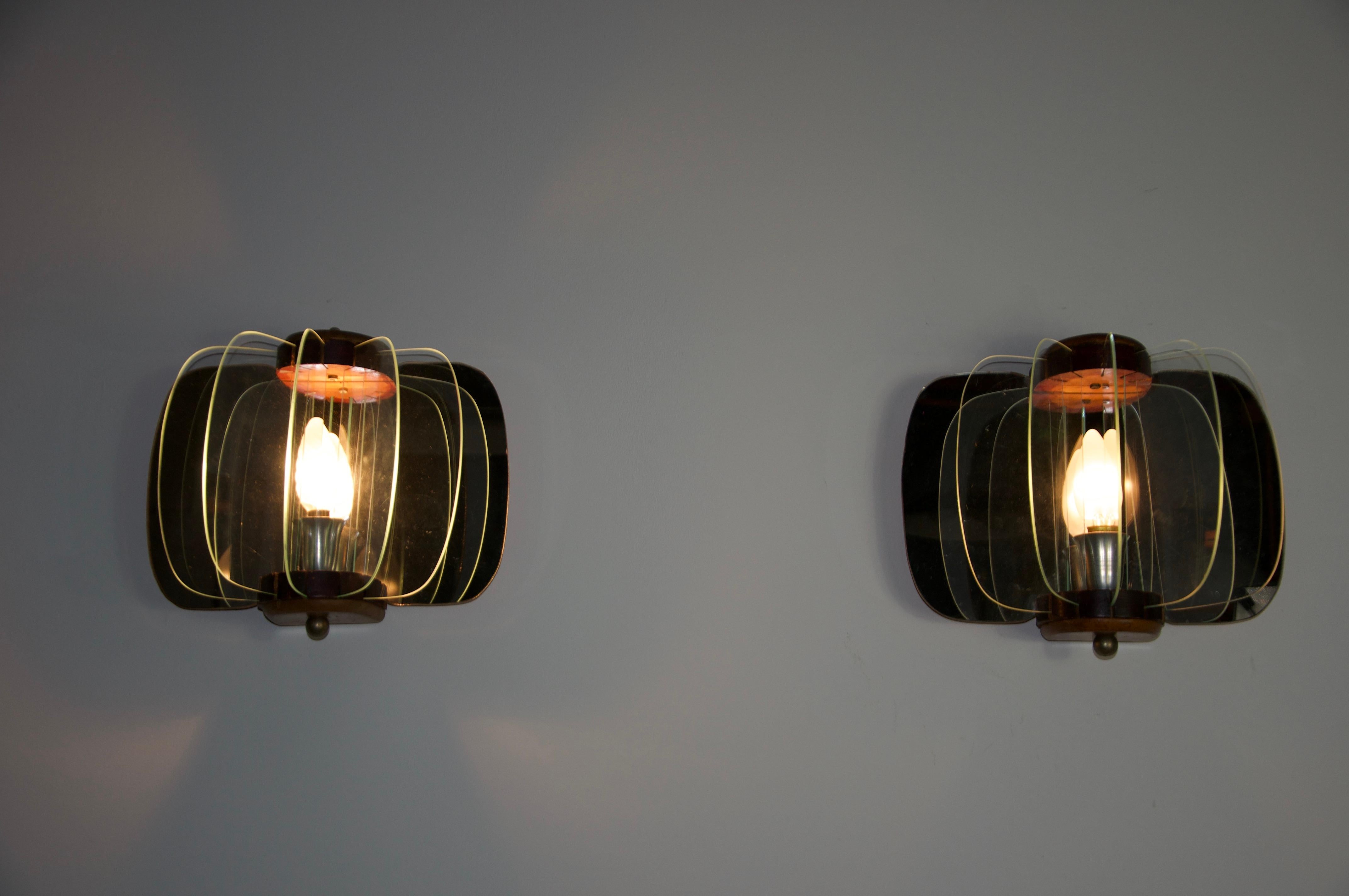 Vetro Coppia di lampade da parete in legno e vetro, Italia, anni '60 in vendita