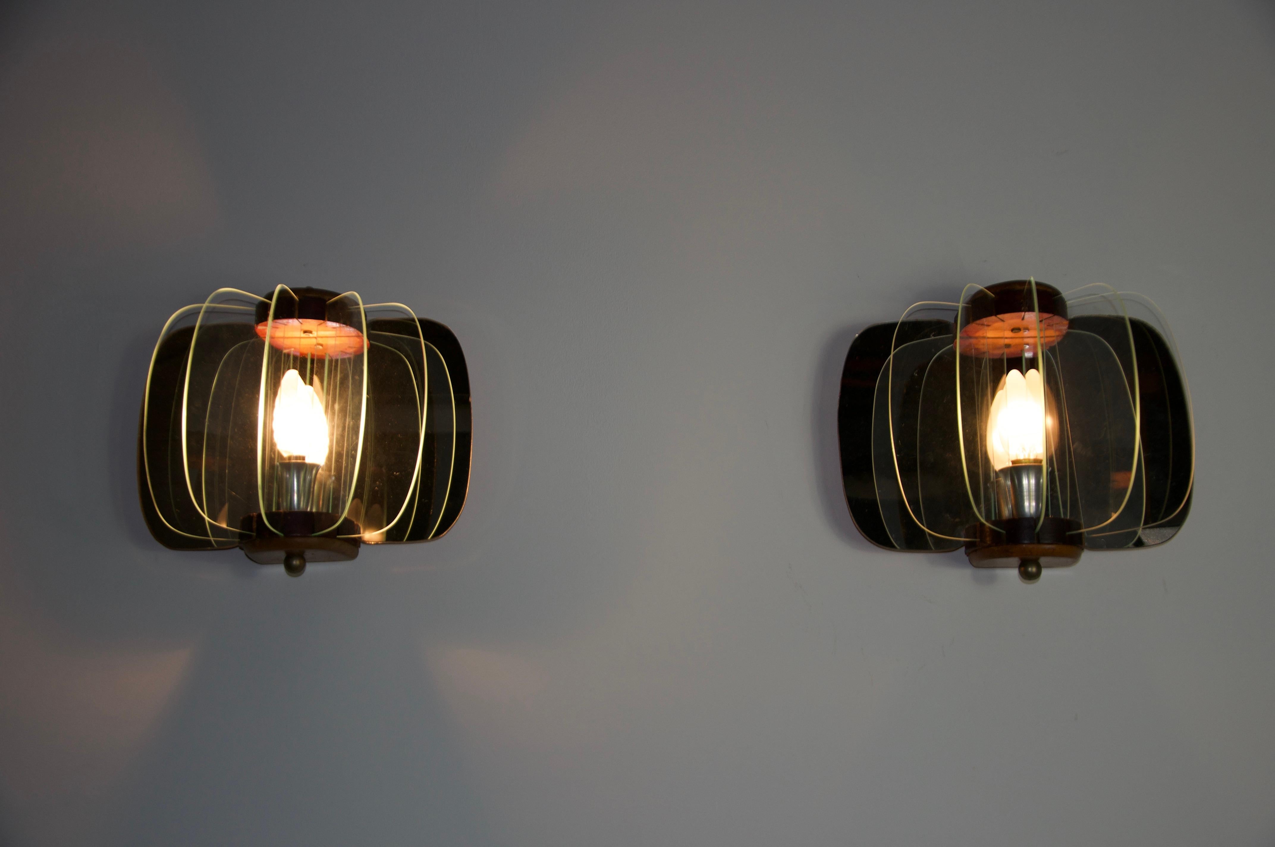 Coppia di lampade da parete in legno e vetro, Italia, anni '60 in vendita 2