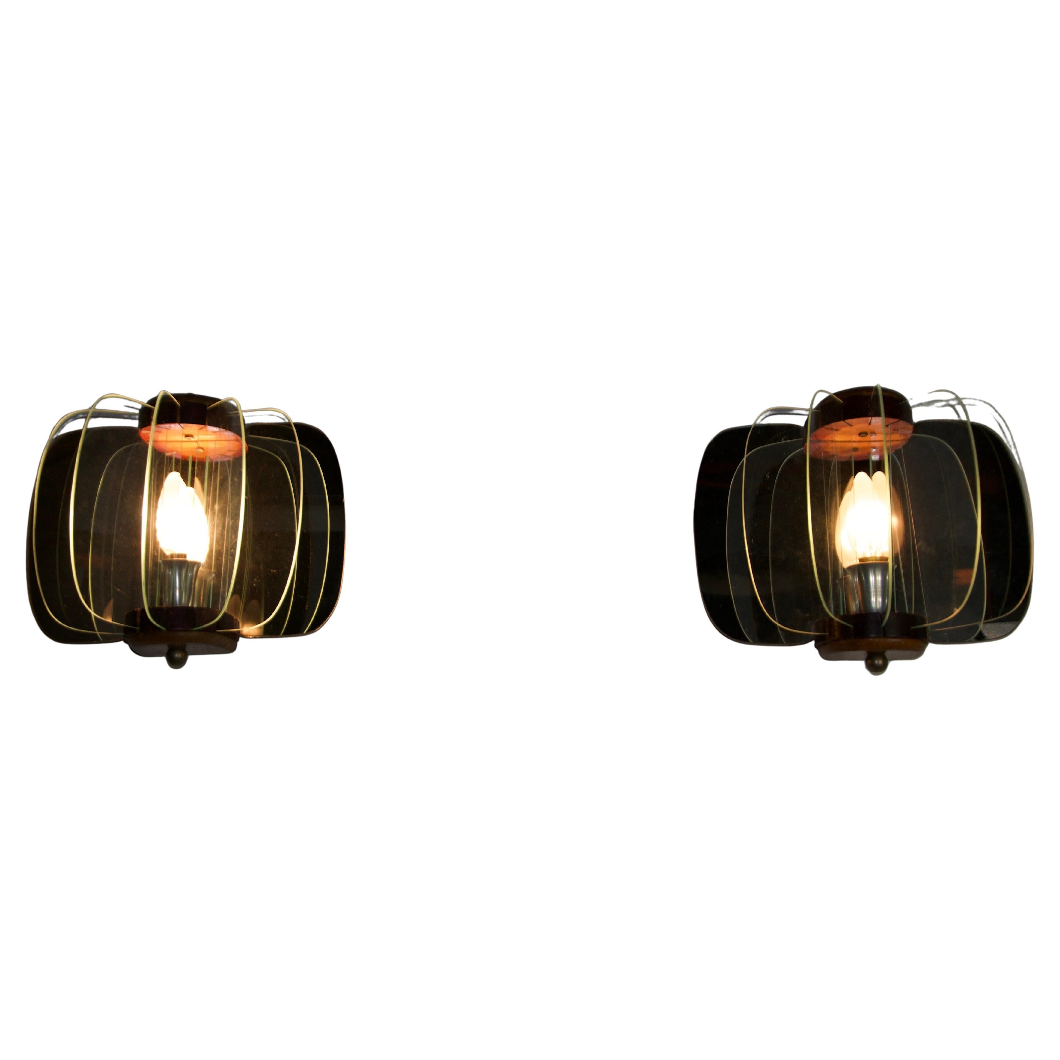 Coppia di lampade da parete in legno e vetro, Italia, anni '60 in vendita