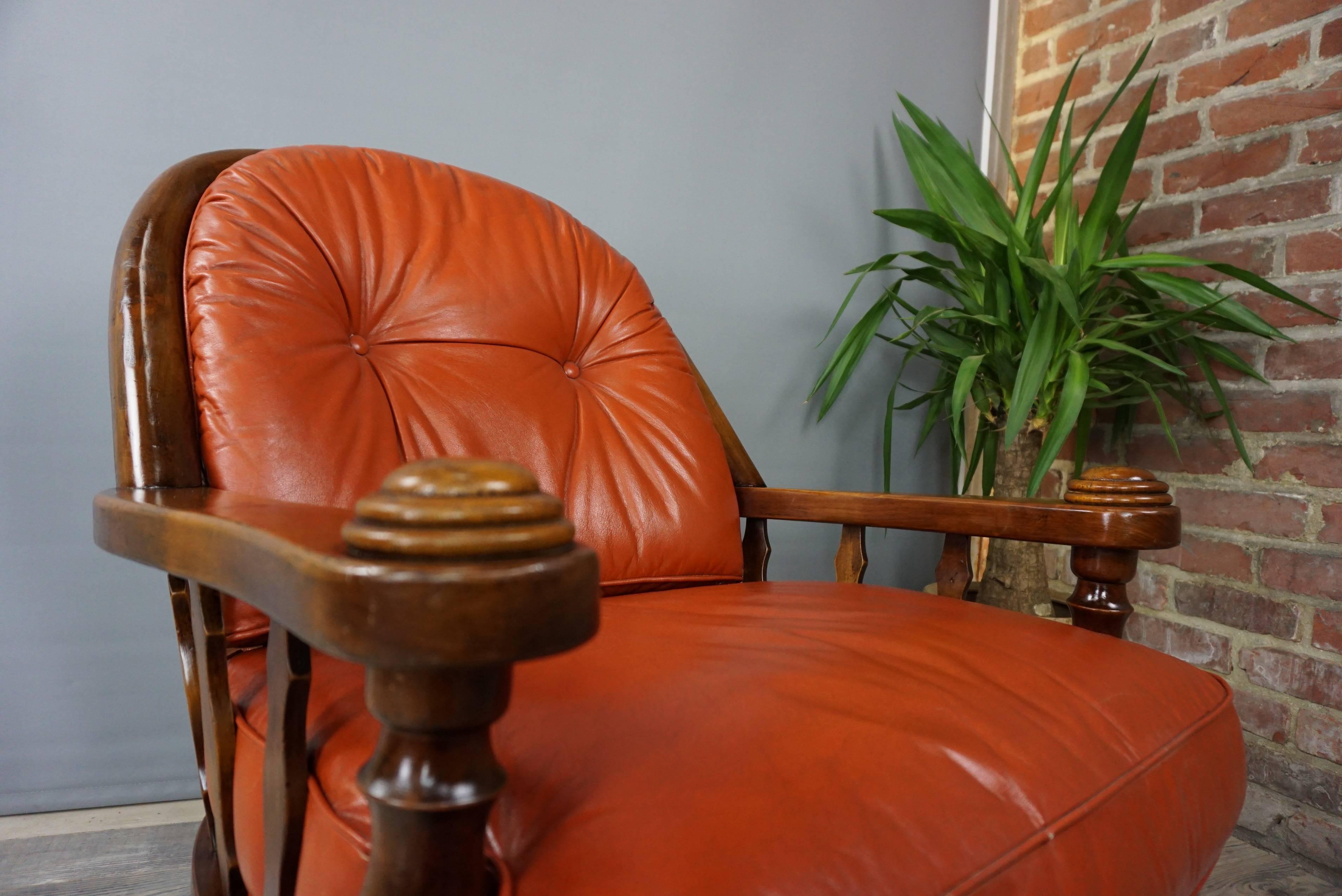 Pair of Wooden and Leather Armchairs In Good Condition For Sale In Tourcoing, FR