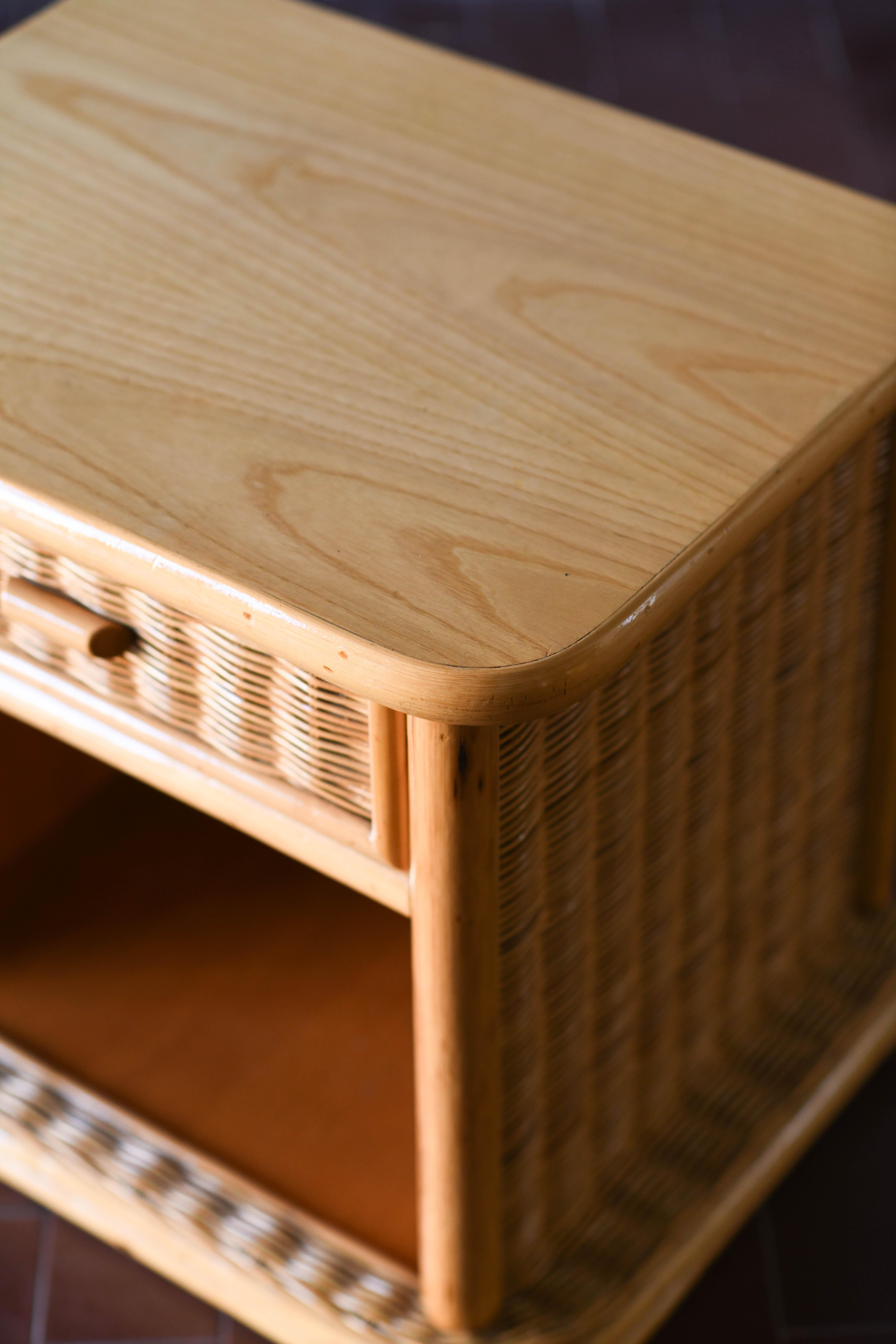 Fin du 20e siècle Paire de tables de chevet en bois et osier avec tiroir, Italie 1980. en vente