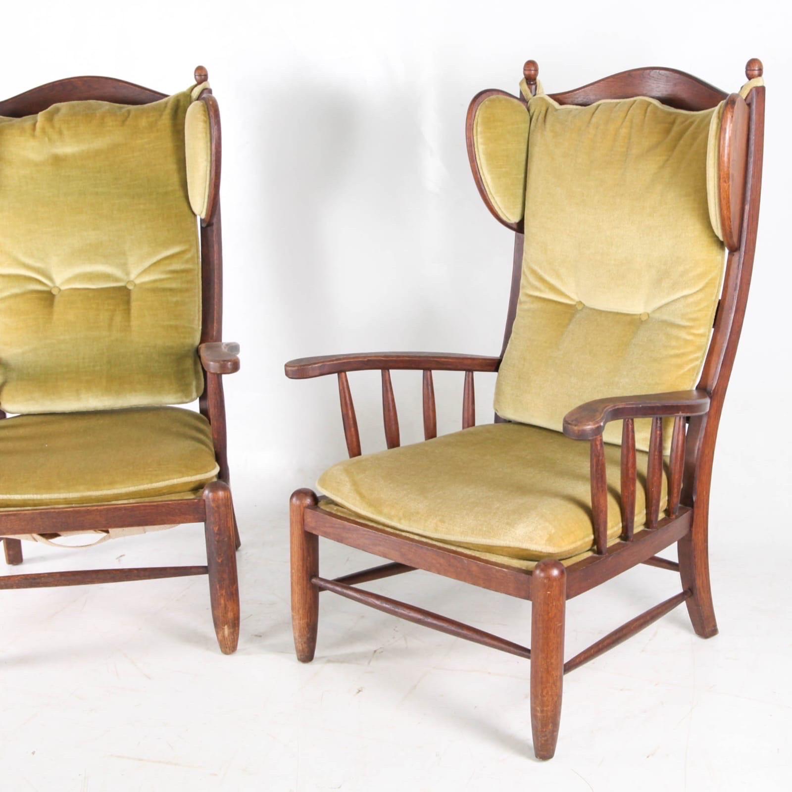 Magnifique paire de chaises à oreilles vintage en bois et velours.
Modèle rare en très bon état (y compris le velours).