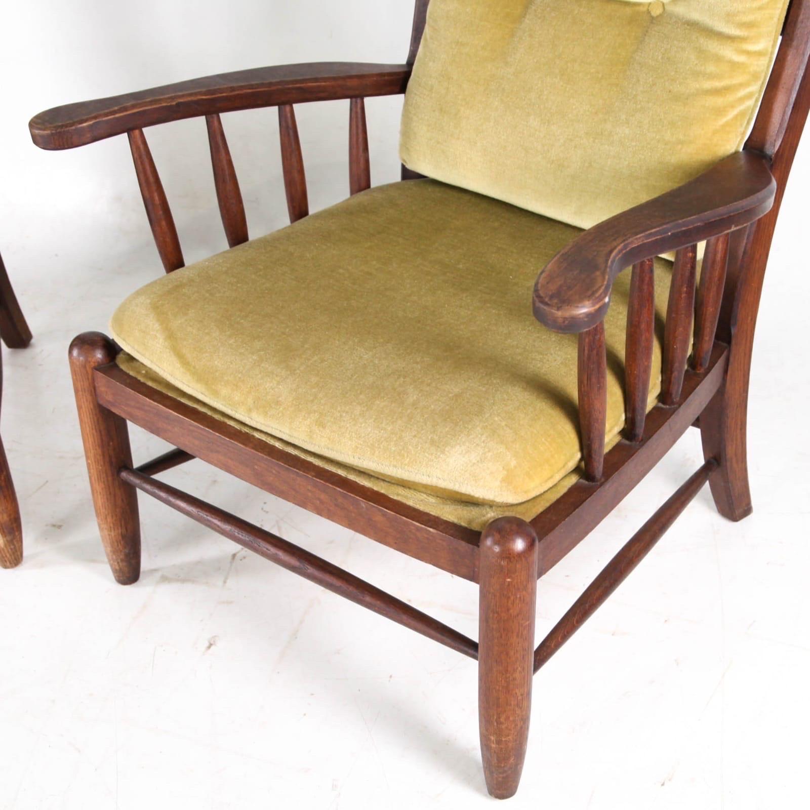 Velours Paire de fauteuils en bois en vente