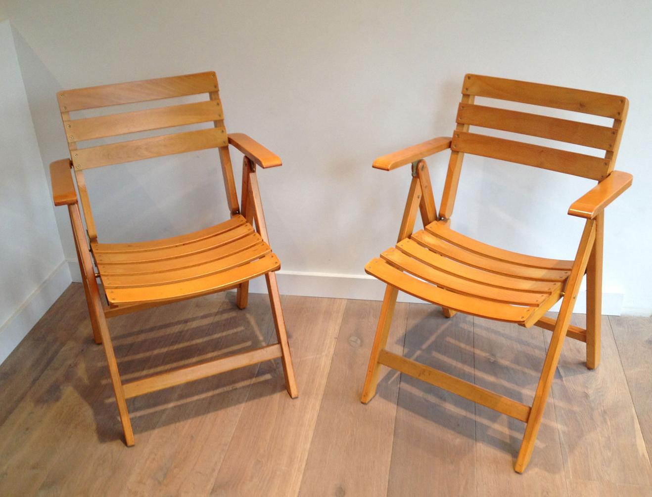 Paire de fauteuils en bois, œuvre française signée Clairitex, vers 1970 en vente 4