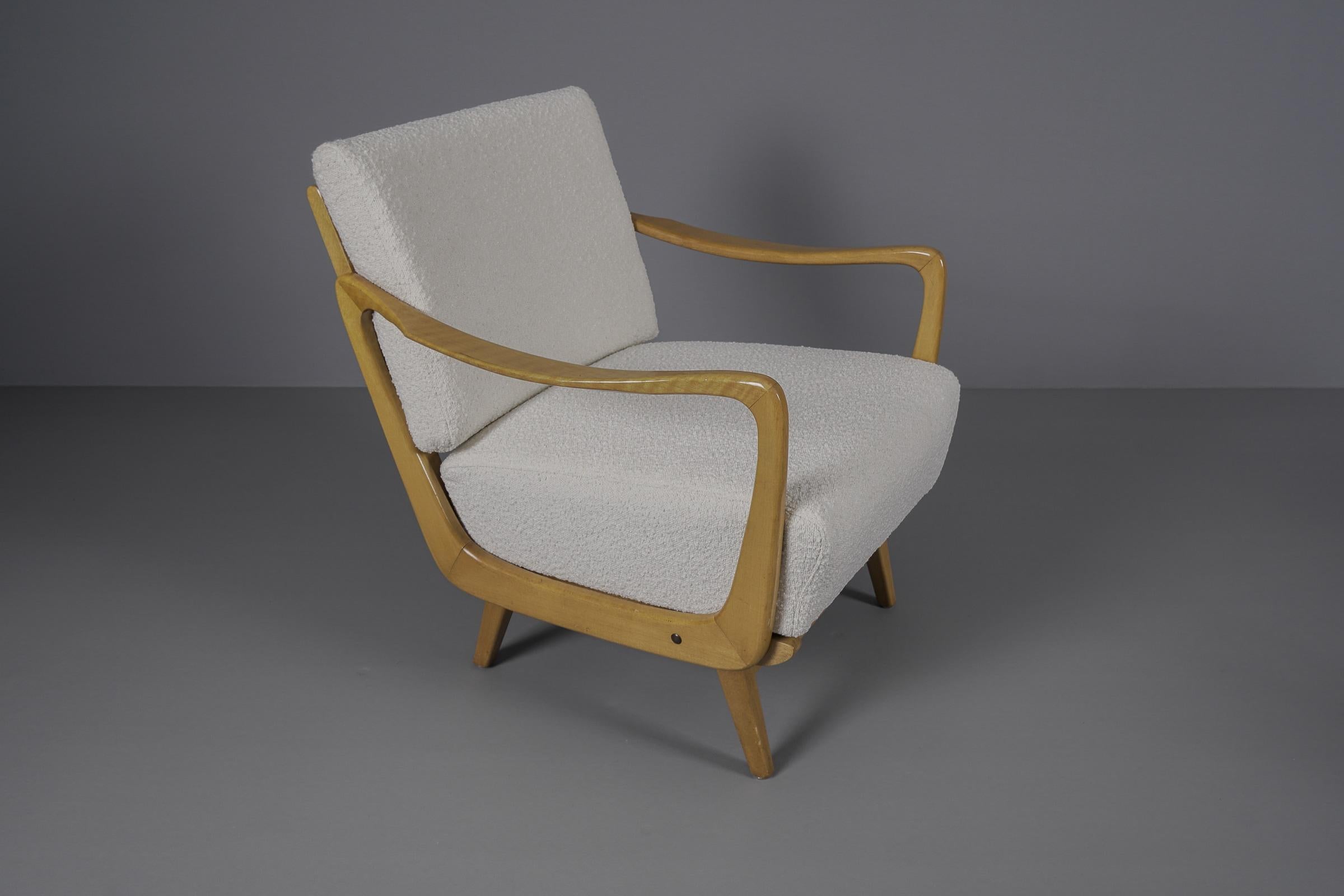 Paar Holzsessel mit weißem Boucle-Stoff, 1950er Jahre (Buchenholz) im Angebot