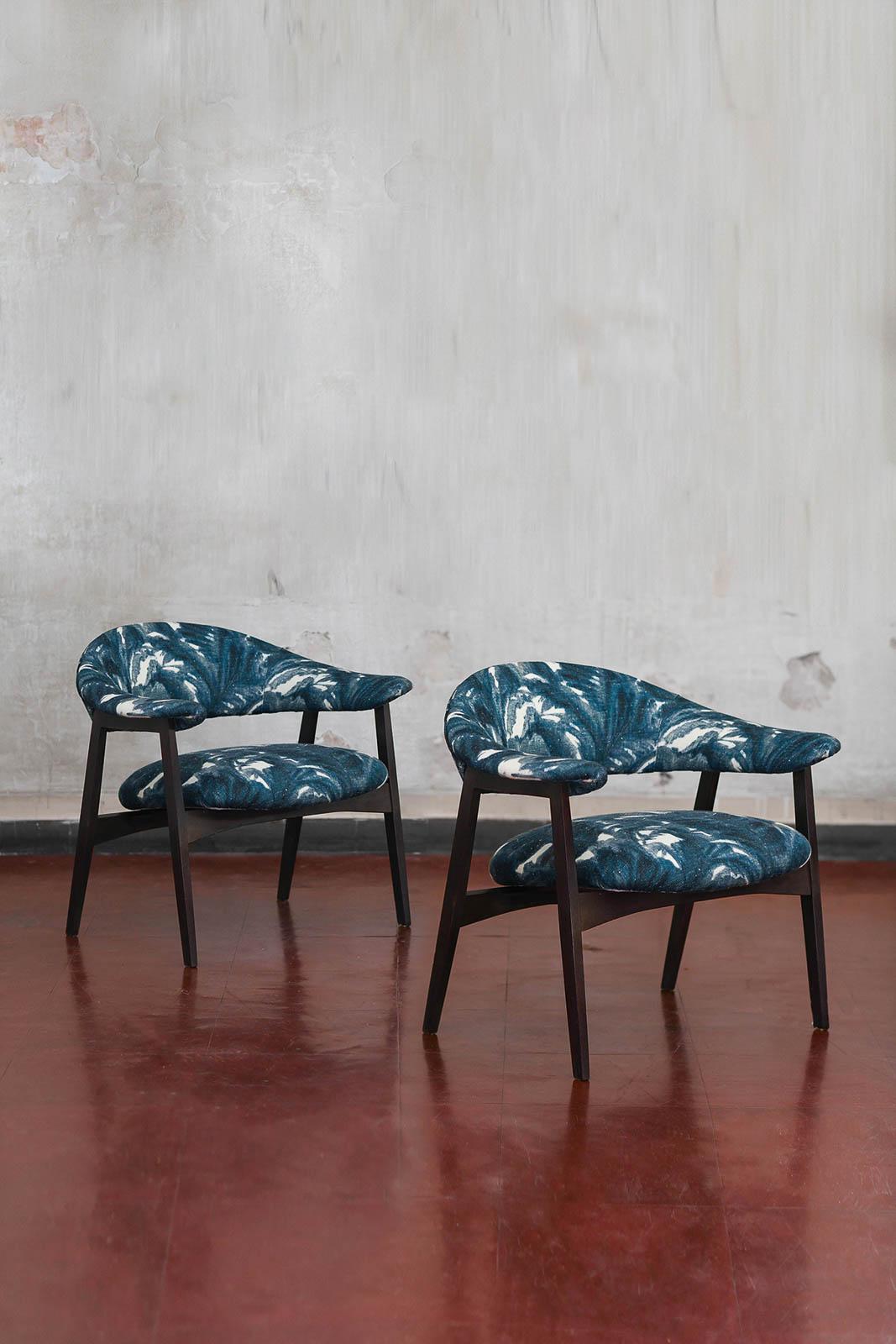 Pair of wooden armchairs prod. “Poggi” – Italy 1950
Product details
Presenting a distinguished pair of wooden armchairs produced by 