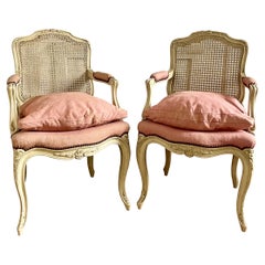 Coppia di poltrone in legno con schienale a canne e lino rosa in stile Louis XV francese