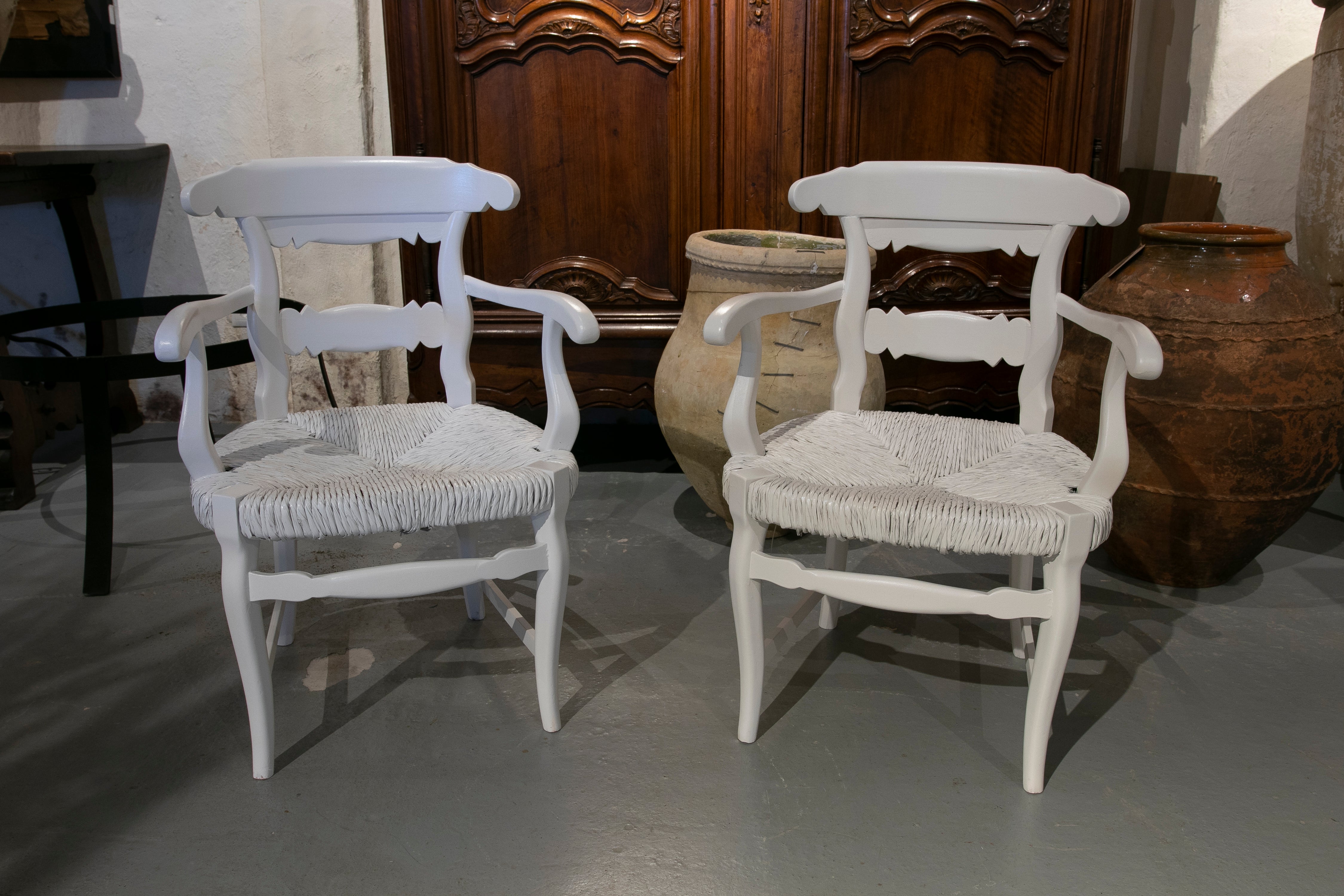 Paire de fauteuils en bois avec assise enea peinte à la main.