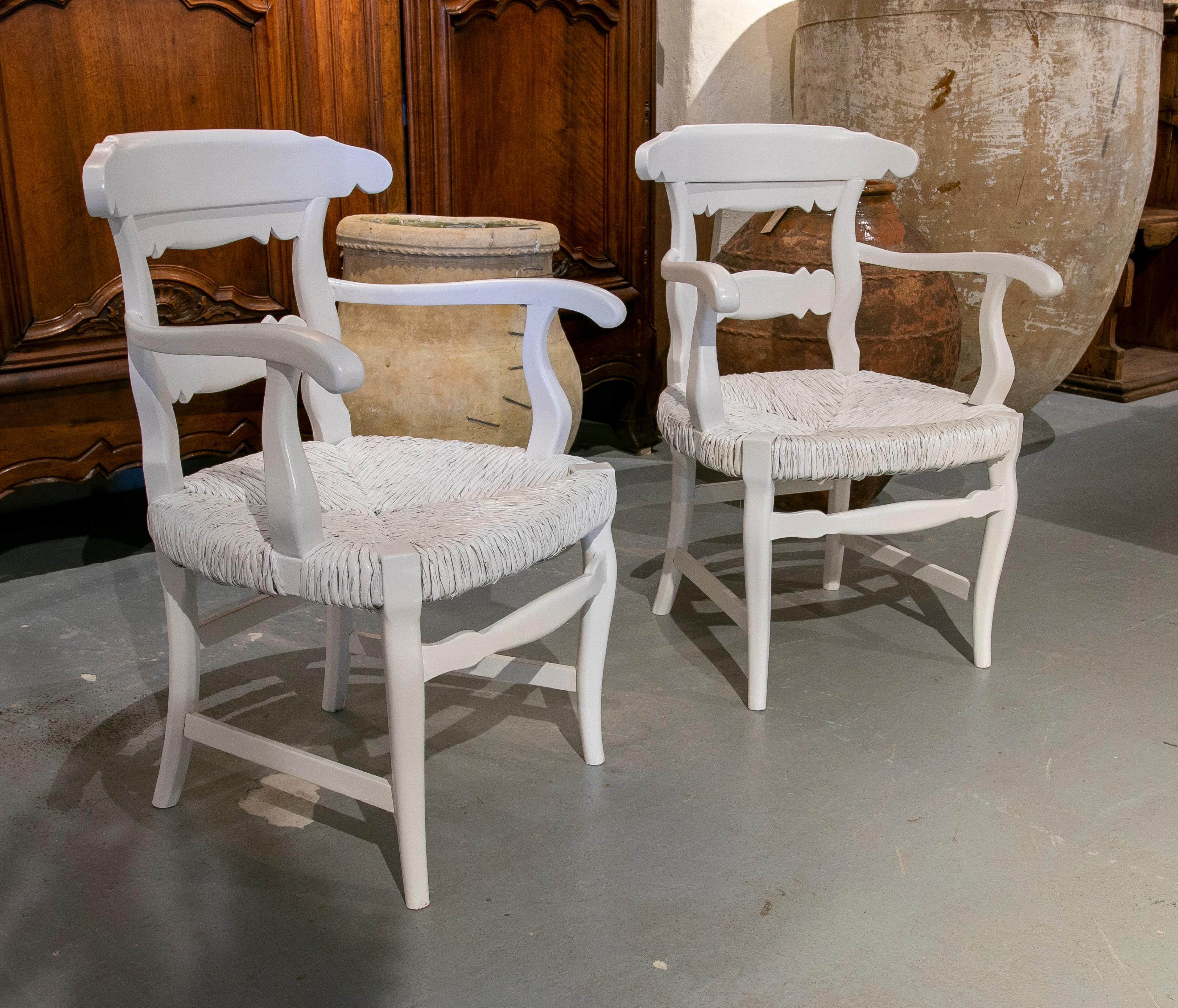 Sculpté à la main Paire de Fauteuils en Bois avec Sièges Enea Peints à la Main en vente