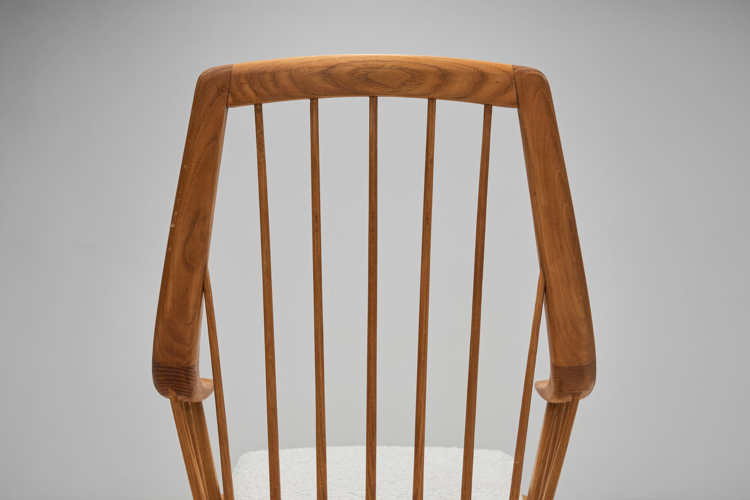 Paire de fauteuils en bois avec coussins rembourrés, Europe 20ème siècle en vente 3