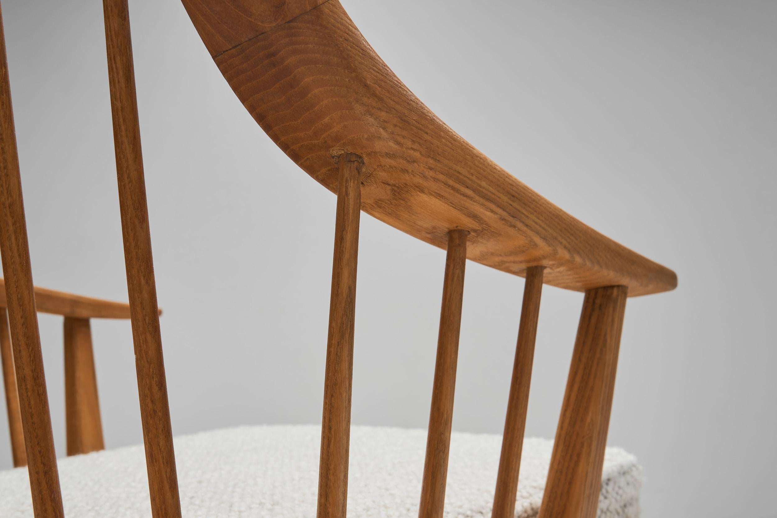 Paire de fauteuils en bois avec coussins rembourrés, Europe 20ème siècle en vente 4