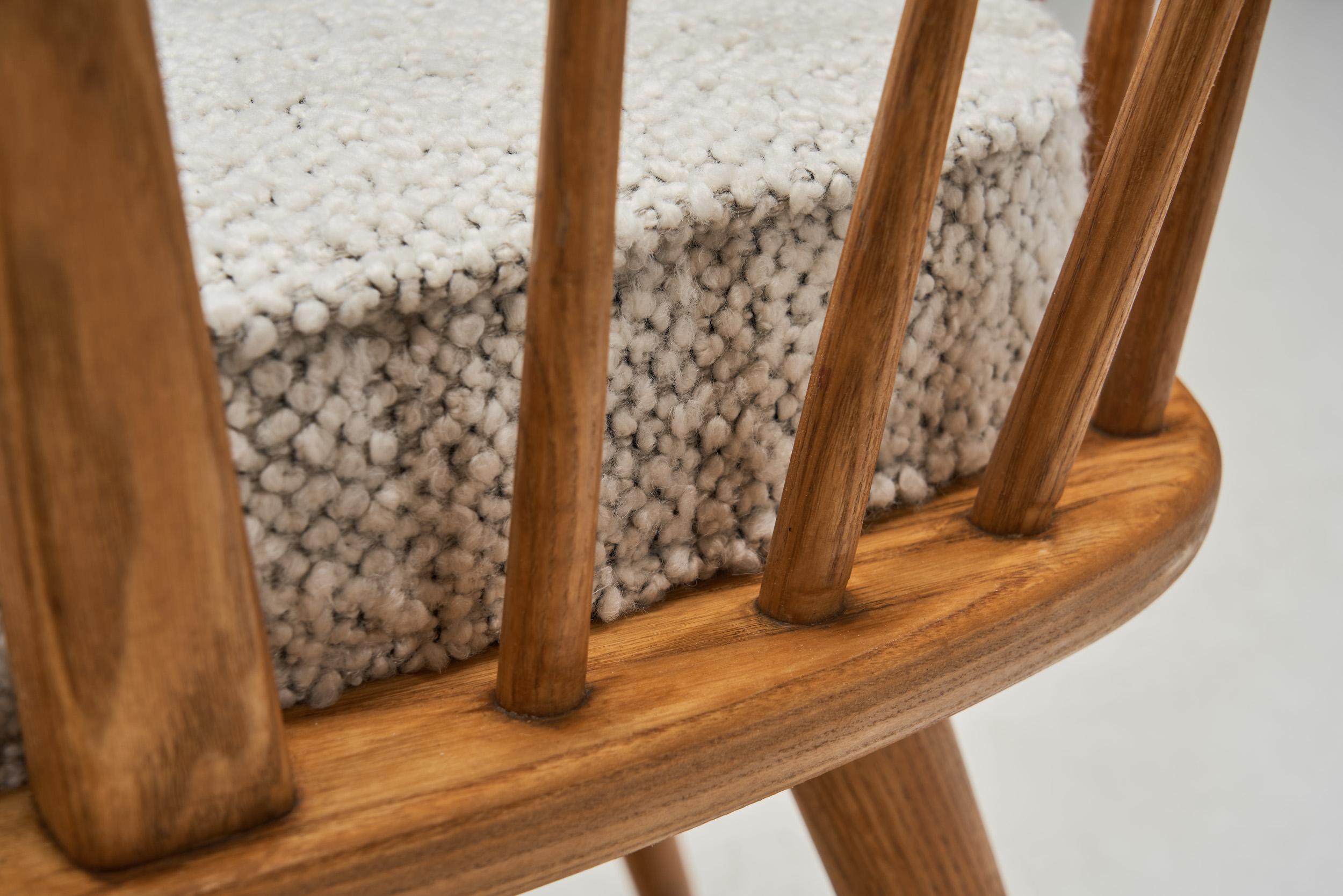 Paire de fauteuils en bois avec coussins rembourrés, Europe 20ème siècle en vente 5