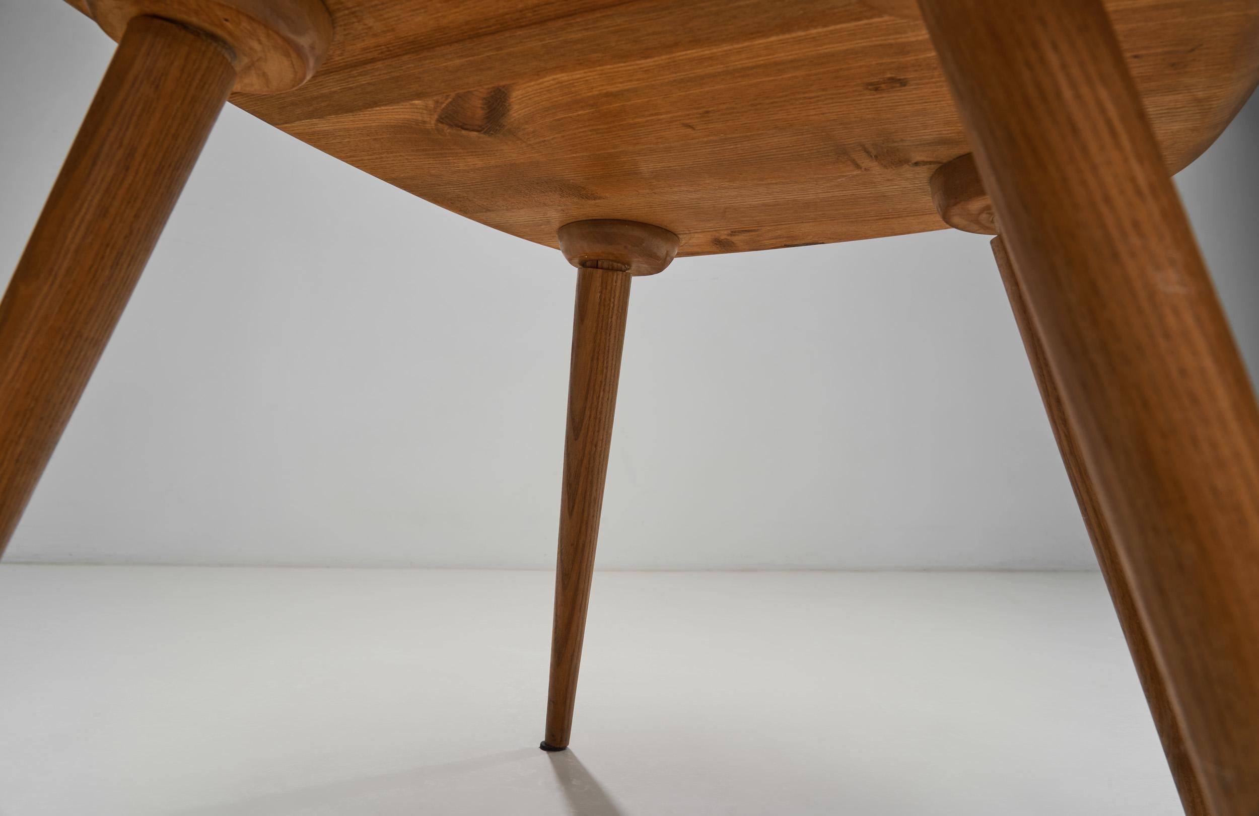 Paire de fauteuils en bois avec coussins rembourrés, Europe 20ème siècle en vente 8