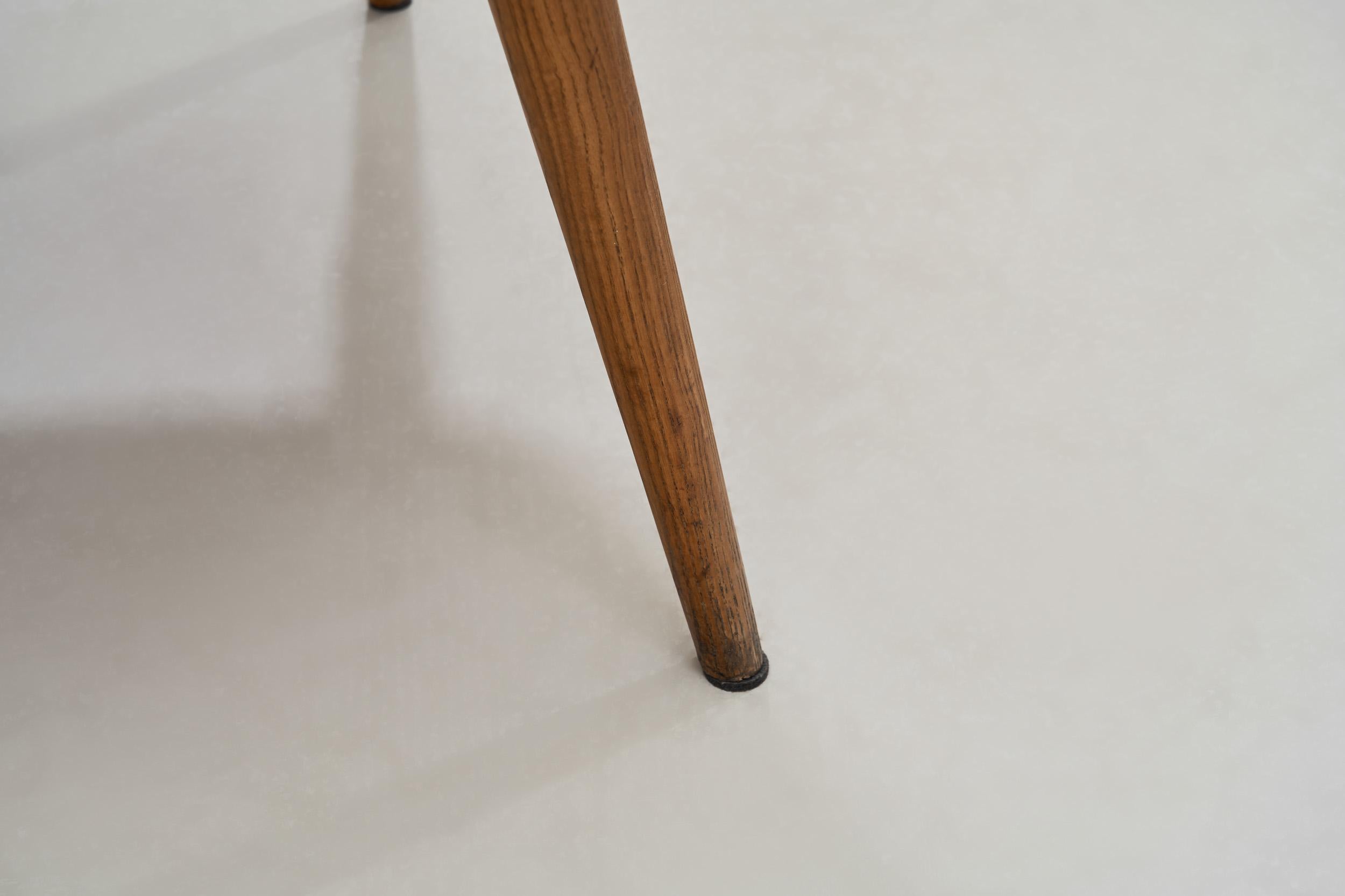Paire de fauteuils en bois avec coussins rembourrés, Europe 20ème siècle en vente 9