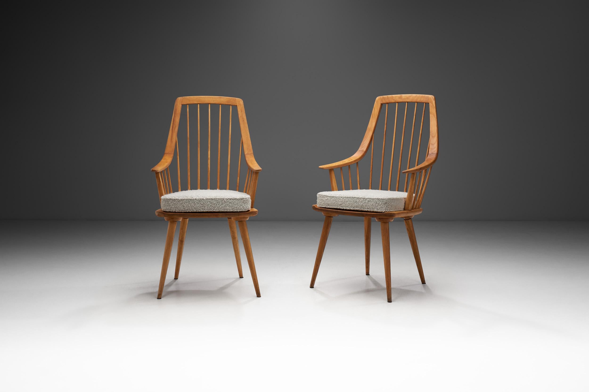 À l'aide d'un coin et d'un marteau, le fabricant de chaises crée lentement des pièces plus courtes qui seront travaillées pour l'assise, le fuseau, la traverse et les pieds. Cette paire de fauteuils en bois est un fier exemple de la pratique