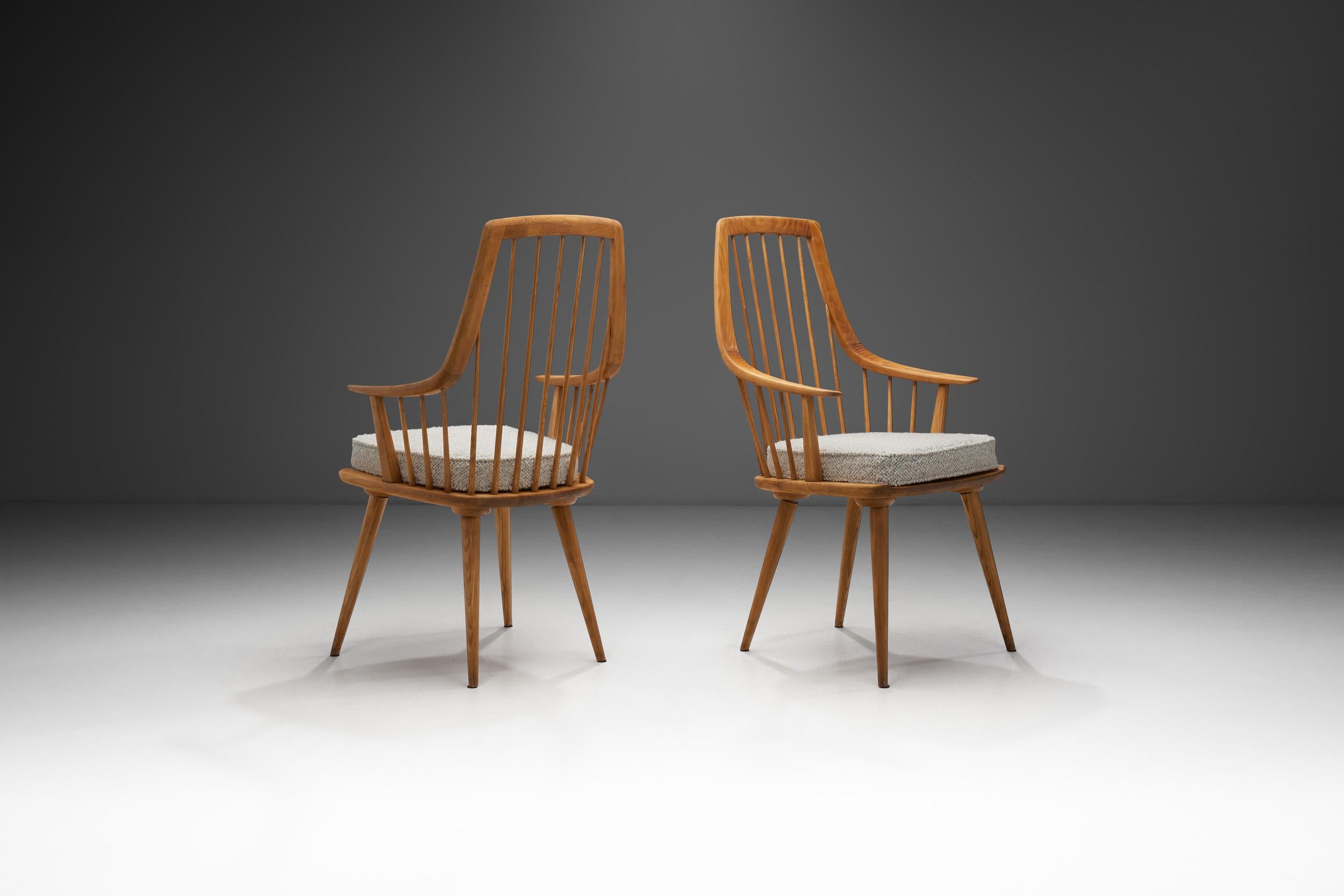 Mid-Century Modern Paire de fauteuils en bois avec coussins rembourrés, Europe 20ème siècle en vente