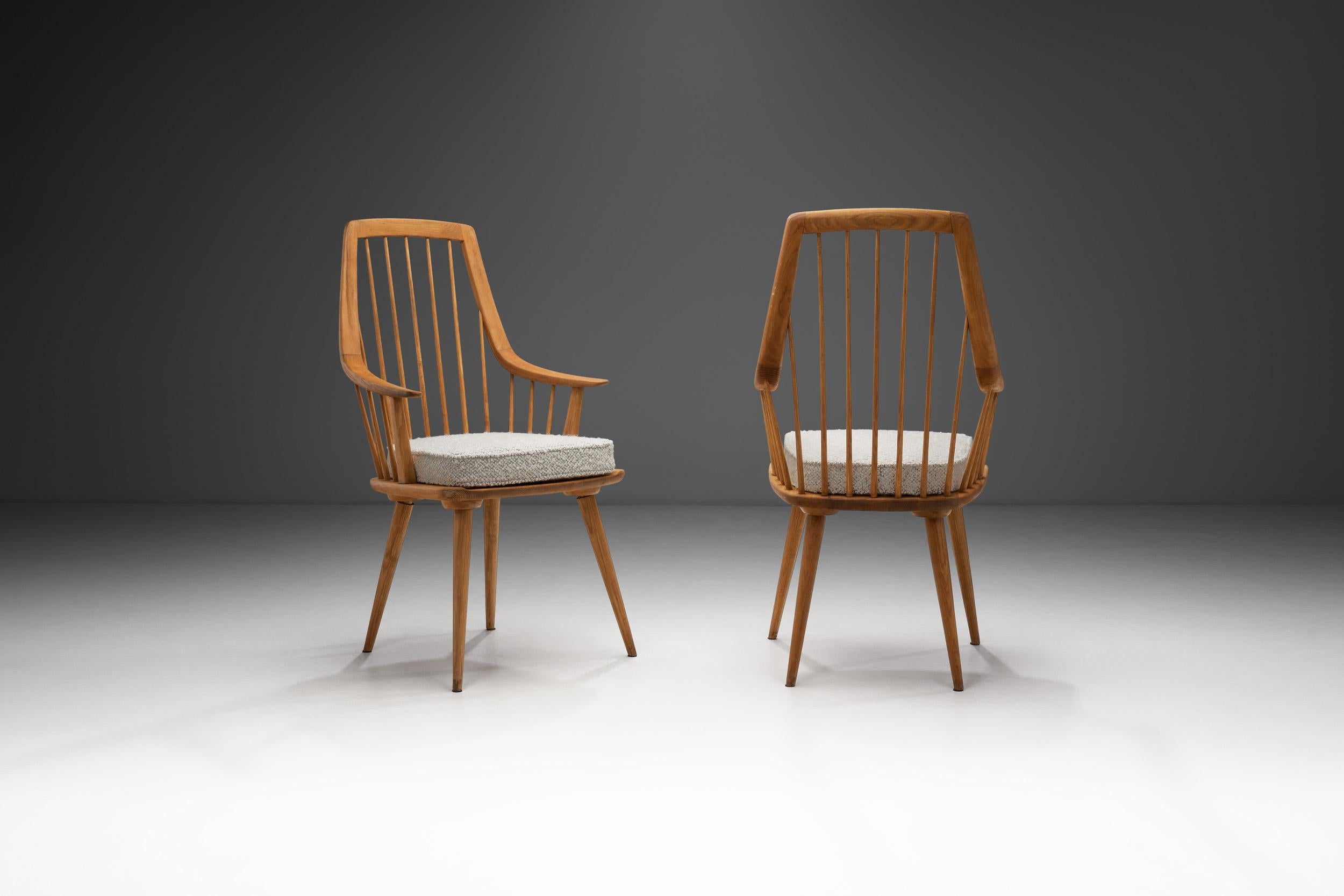 Européen Paire de fauteuils en bois avec coussins rembourrés, Europe 20ème siècle en vente