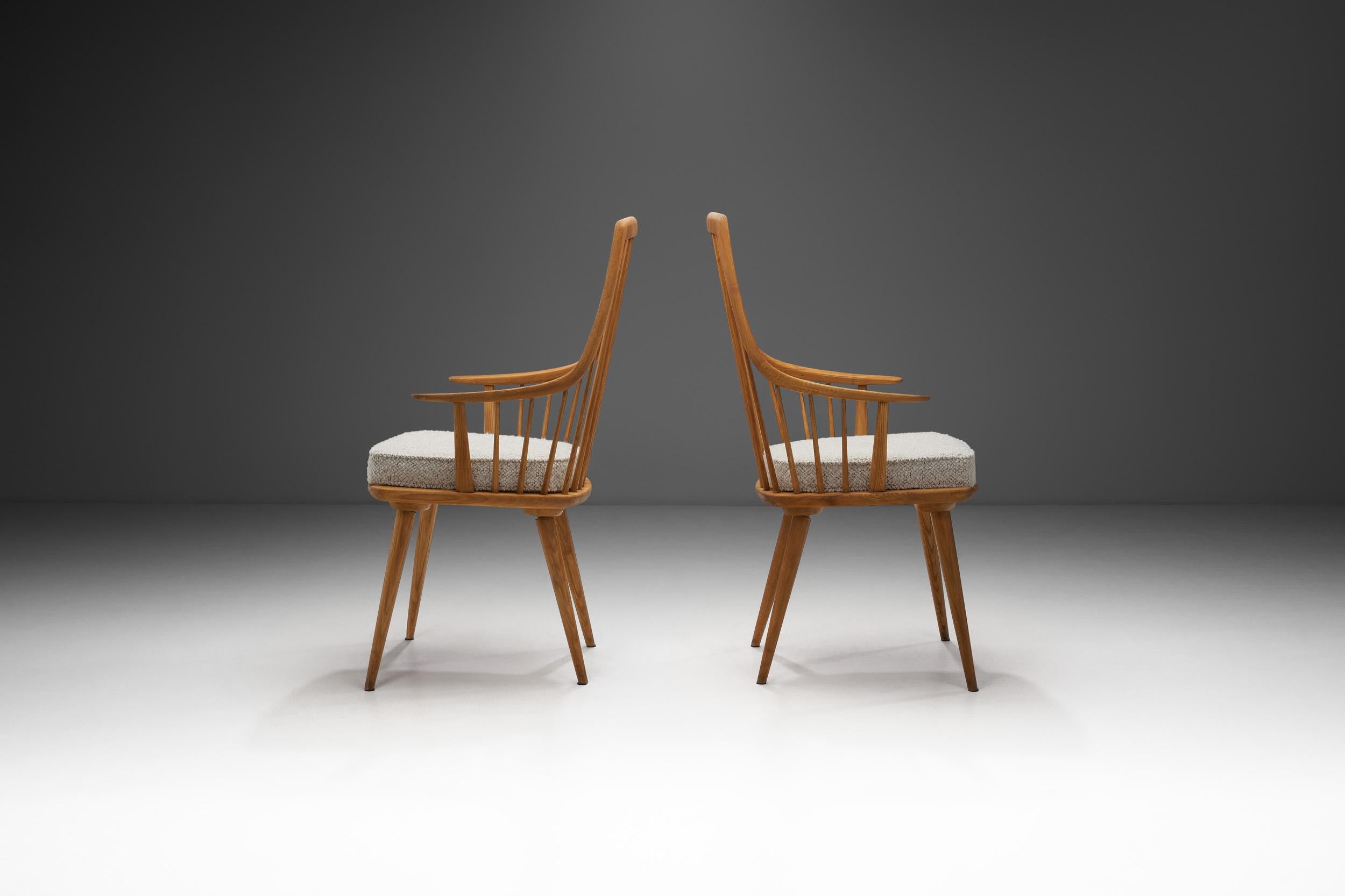 Paire de fauteuils en bois avec coussins rembourrés, Europe 20ème siècle Bon état - En vente à Utrecht, NL