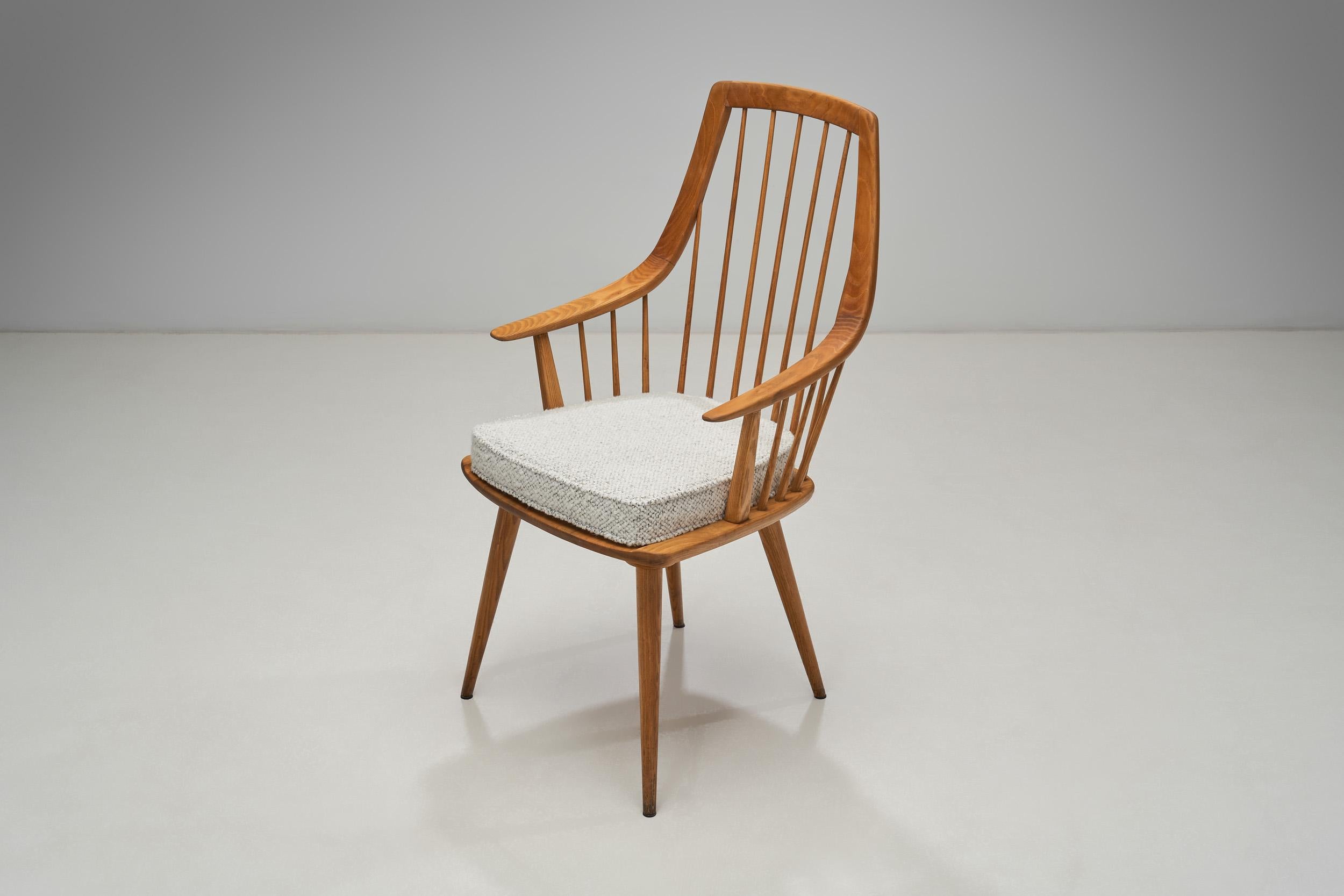 20ième siècle Paire de fauteuils en bois avec coussins rembourrés, Europe 20ème siècle en vente