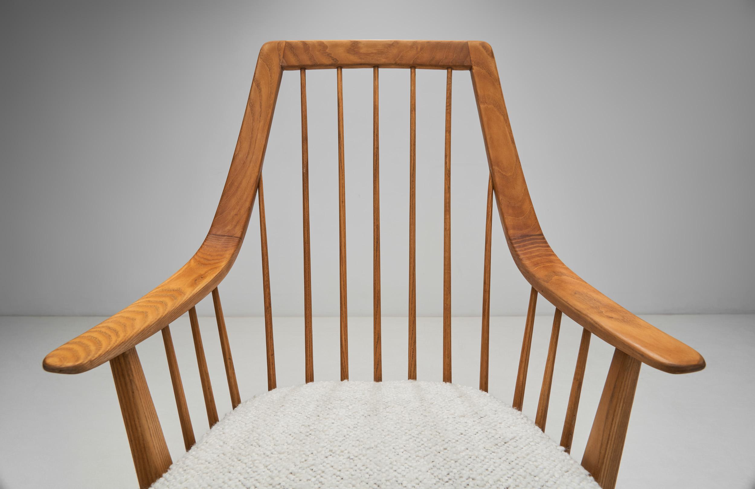 Tissu Paire de fauteuils en bois avec coussins rembourrés, Europe 20ème siècle en vente