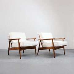 Pareja de sillones de madera con asiento y respaldo de chenilla blanca -