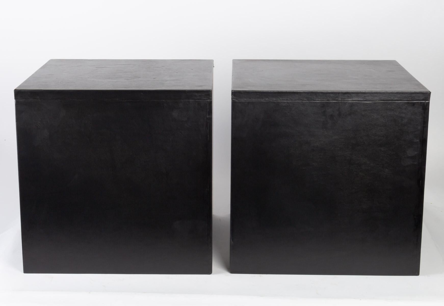 Ein Paar Holzsockel mit schwarzem Leder überzogen.

Maße: H 40 cm, B 41 cm, T 44 cm.