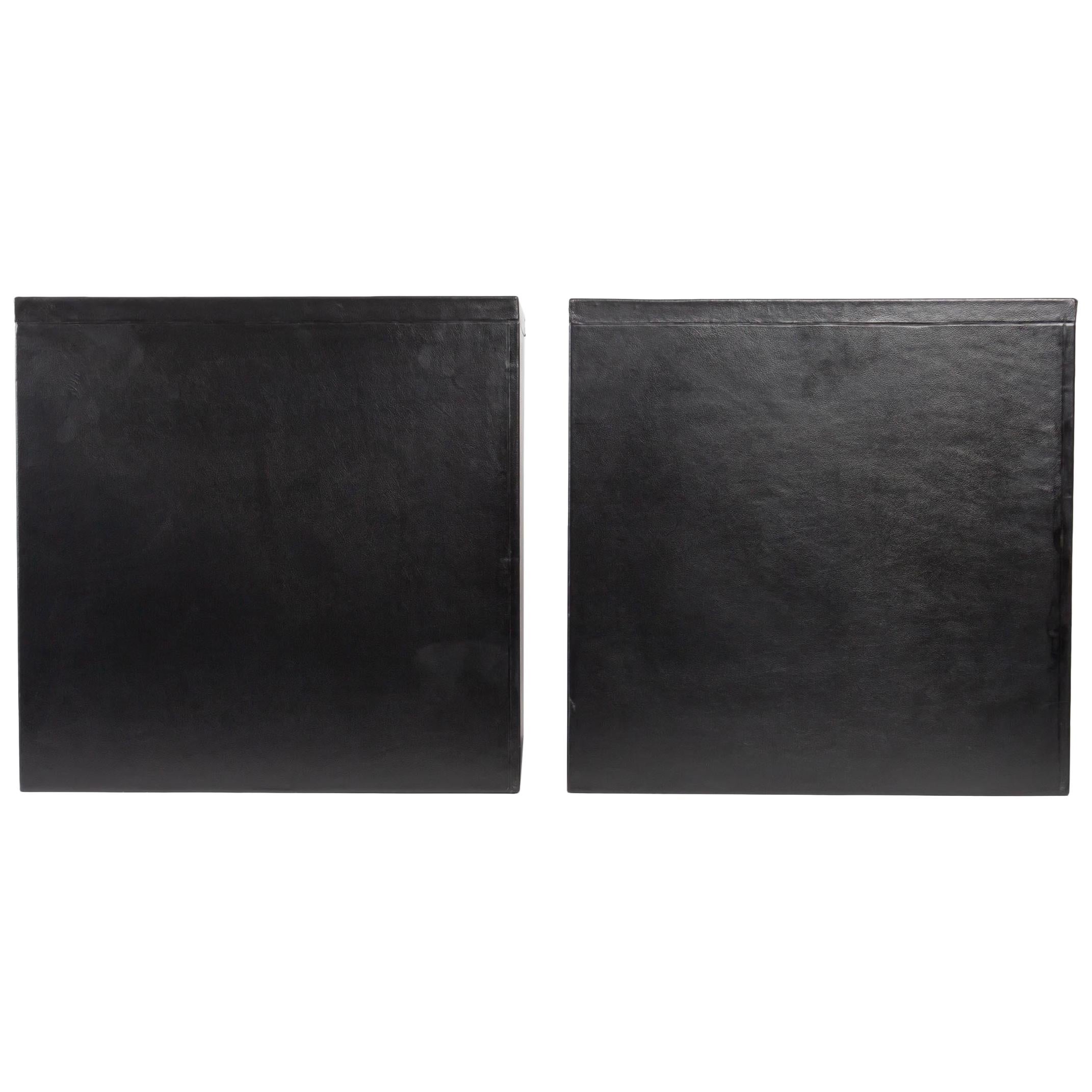 Pareja de bases de madera recubiertas de cuero negro en venta