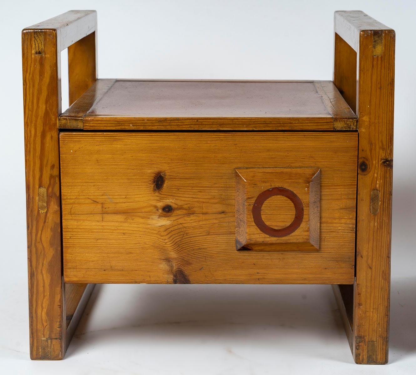 Coppia di comodini in legno degli anni '60.

Coppia di comodini, design anni '60 in legno di pino, piano laccato, design vintage.
H: 40 cm, L: 43 cm, P: 41 cm