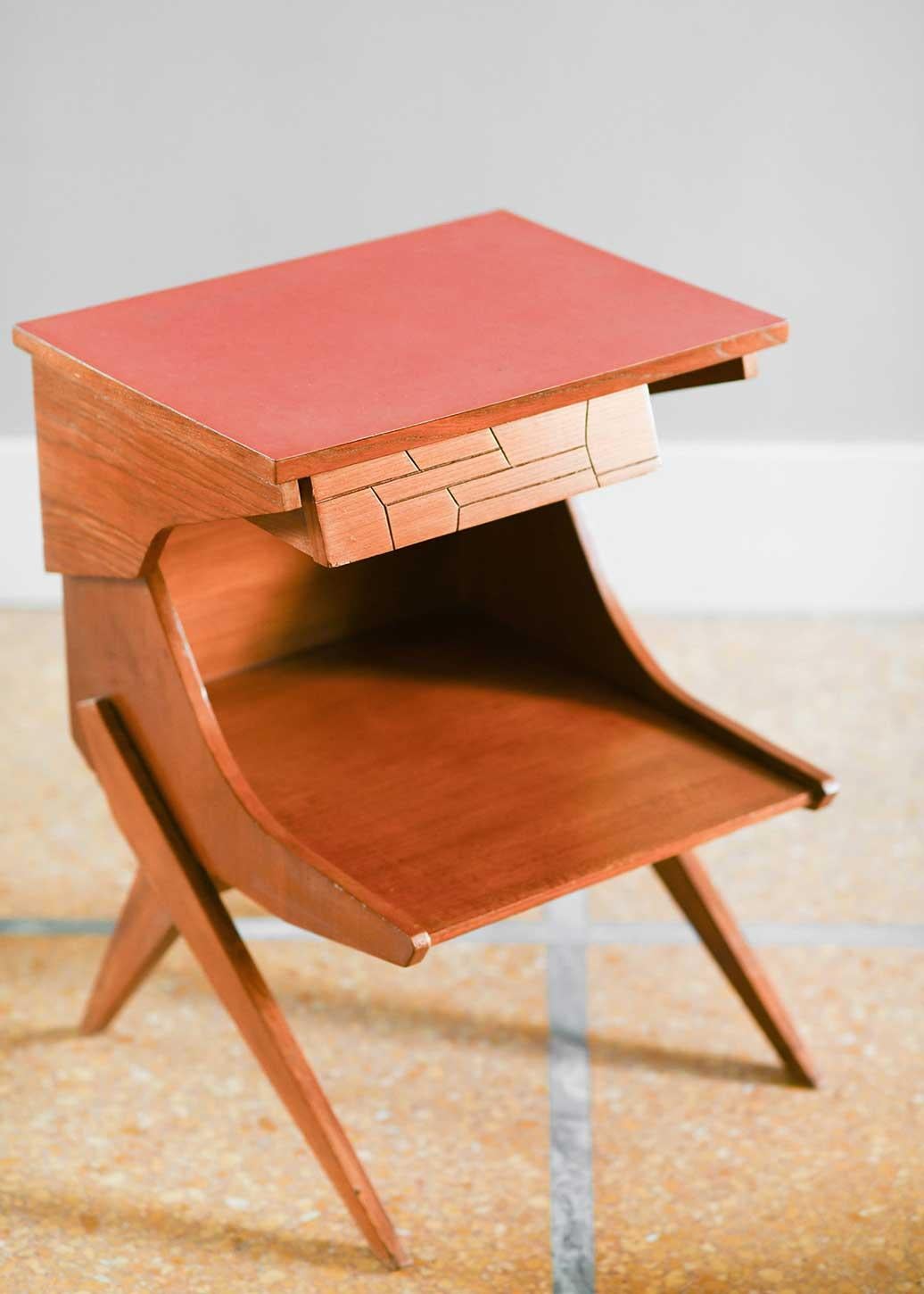 Pair of wooden bedside tables with colored formica top, 1950
Structure in wood and top covered in colored formica
Dimensions: 48 W x 62 H x 48 D cm.