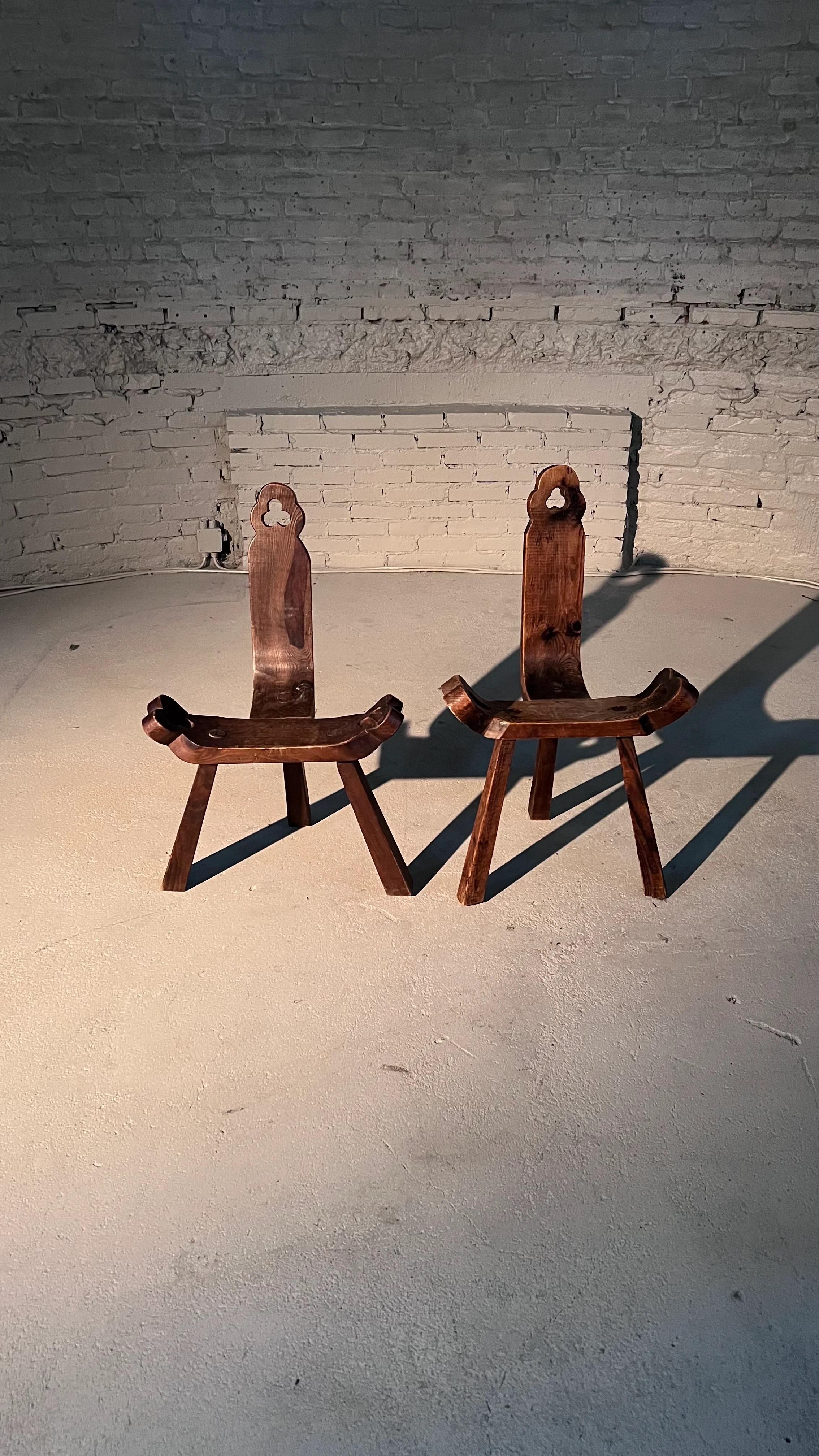 Solid wooden three-legged brutalist chairs. These chairs date from the mid 60's and were produced in Spain. Price is for the pair.

