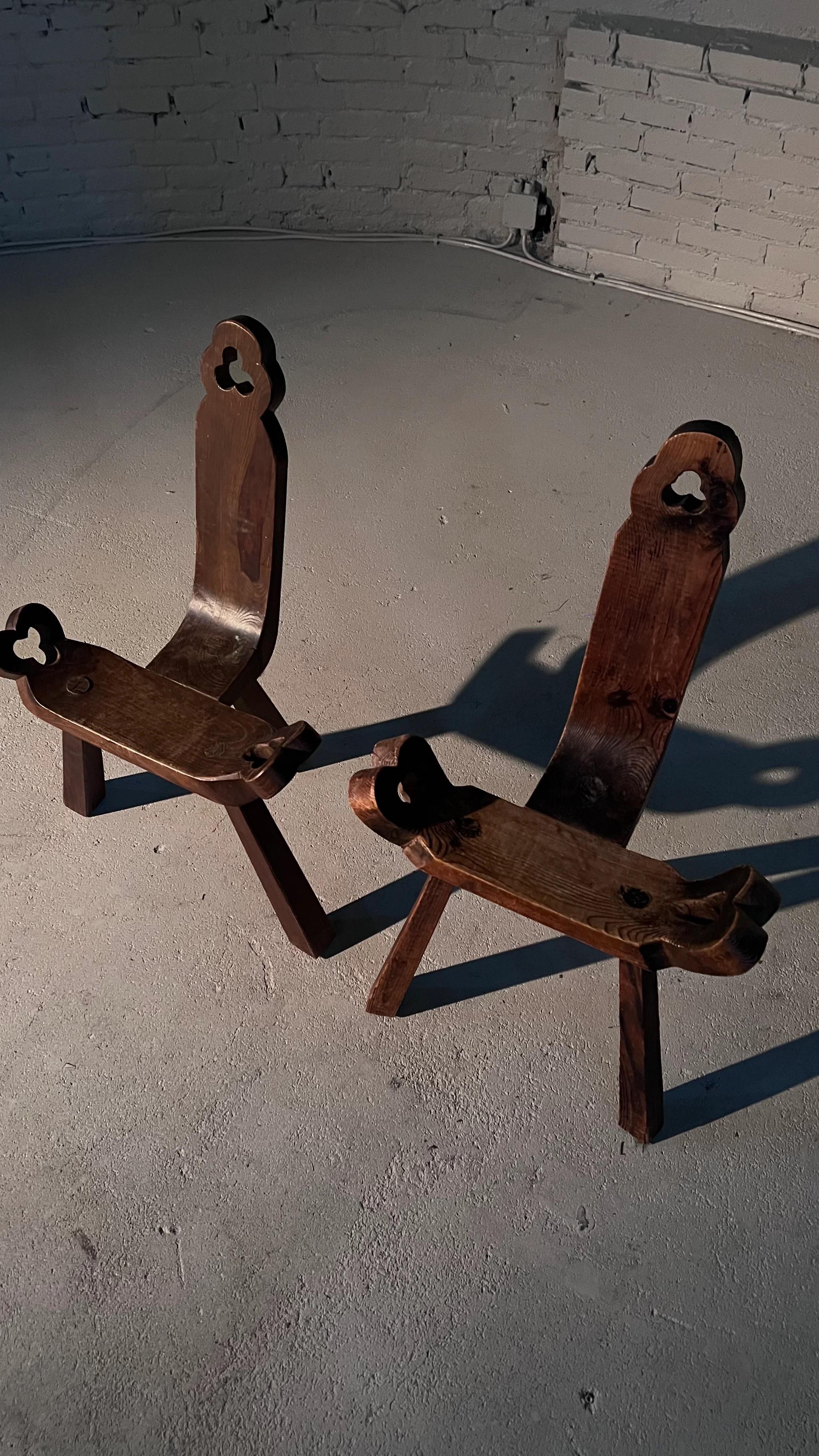 Pair of Wooden Brutalist Chairs  In Good Condition For Sale In BREDA, NL