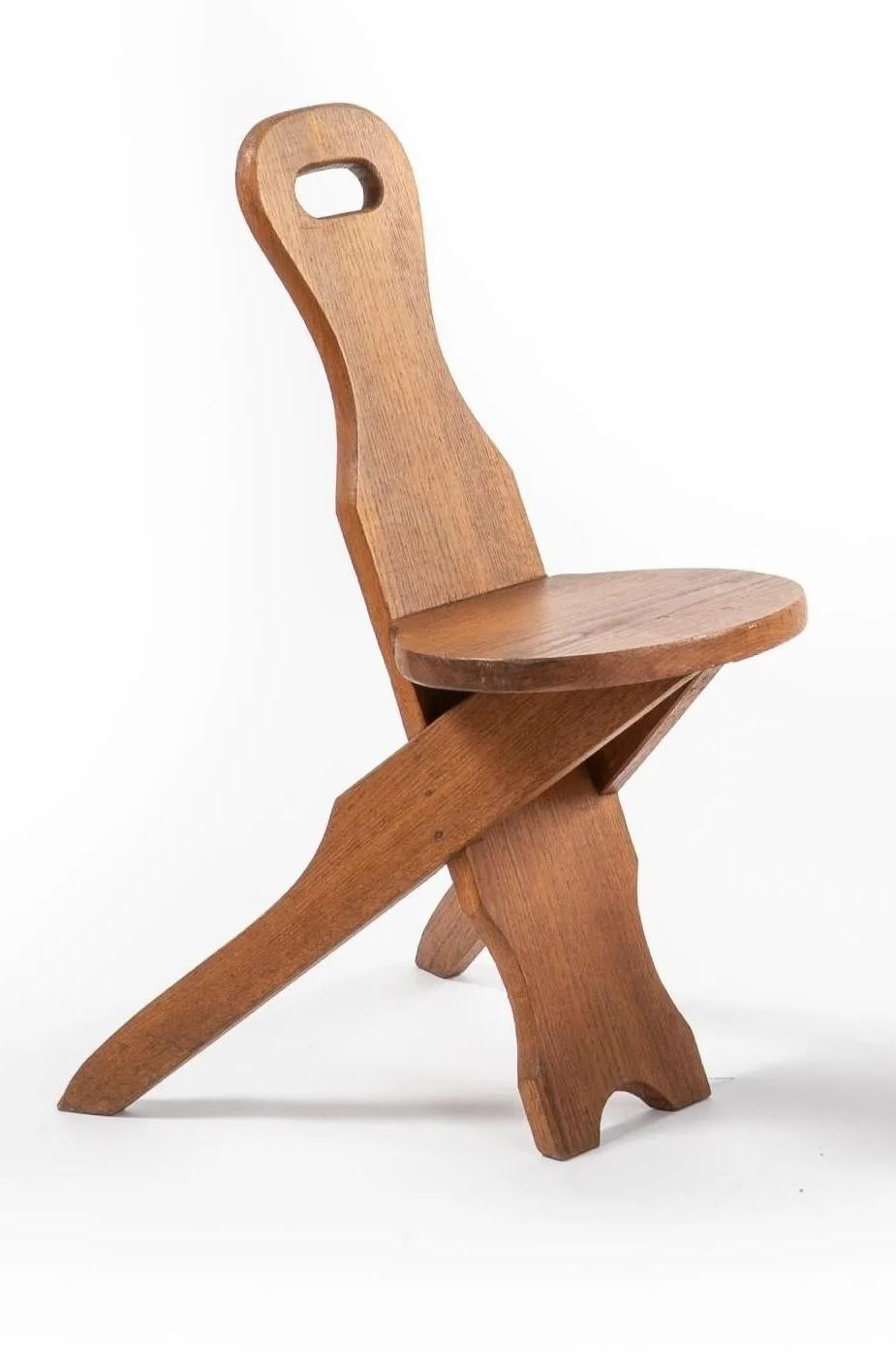 Pair of wooden brutalist chairs resting on a tripod base, the backrest updated.
circa 1950/1960
 