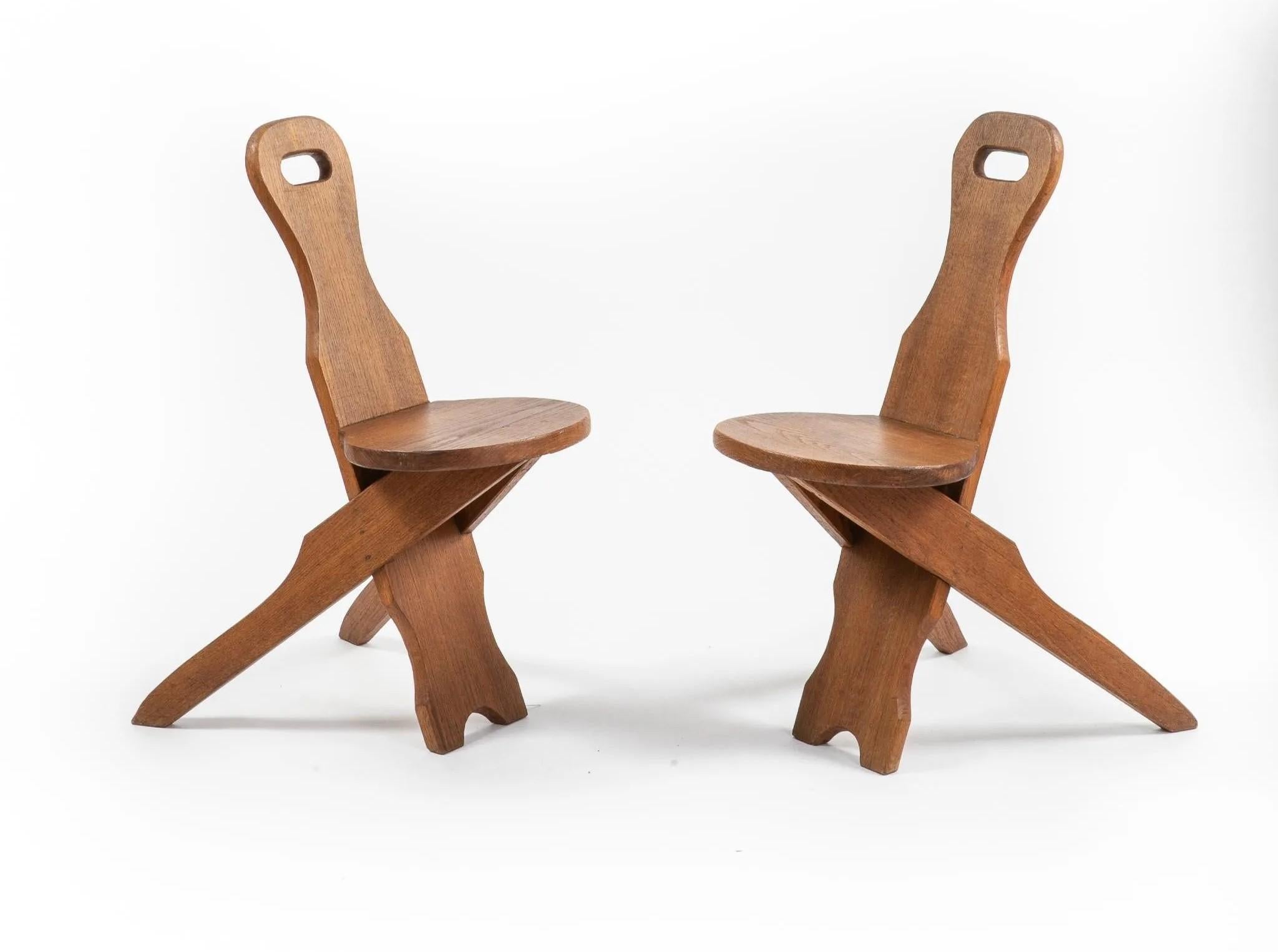 Pair of wooden brutalist chairs resting on a tripod pedestal CIRCA 1950/1960 In Good Condition For Sale In Mouscron, WHT